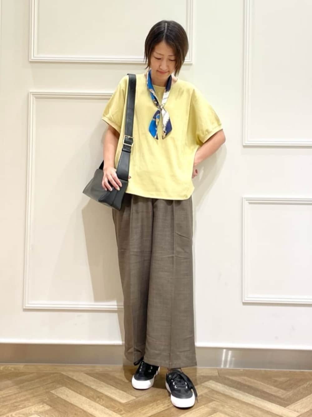 イエロー系のシャツ/ブラウス、ブラウン系のその他パンツ、ブラック系のスニーカーを着用したレディースの秋コーディネートの1枚目の写真