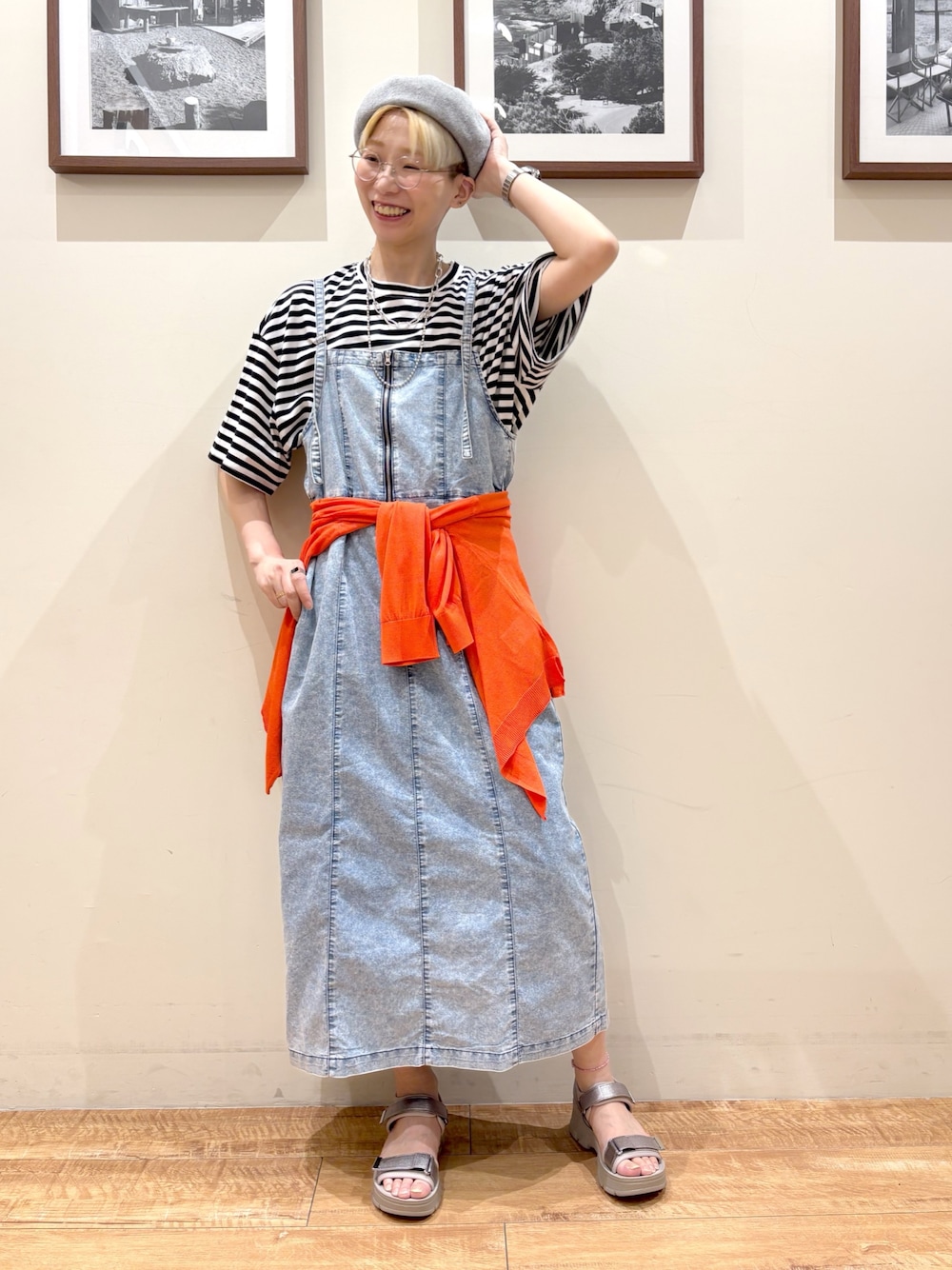 「大人カジュアル、ベレー帽、デニム、デニムコーデ、腰巻きスタイル、高身長女子、高身長、高身長コーデ、プチプラ、メガネ女子、春夏コーデ、ワンピース、大人女子、ラクチンコーデ」｜「DRESKIPの【洗える】ひんやりさらっと 大人のシアーカーディガン（カーディガン/ボレロ、オレンジ系）」を使った、Ayumiさん（骨格ウェーブ・レディース・168cm）の春コーディネートの1枚目の写真
