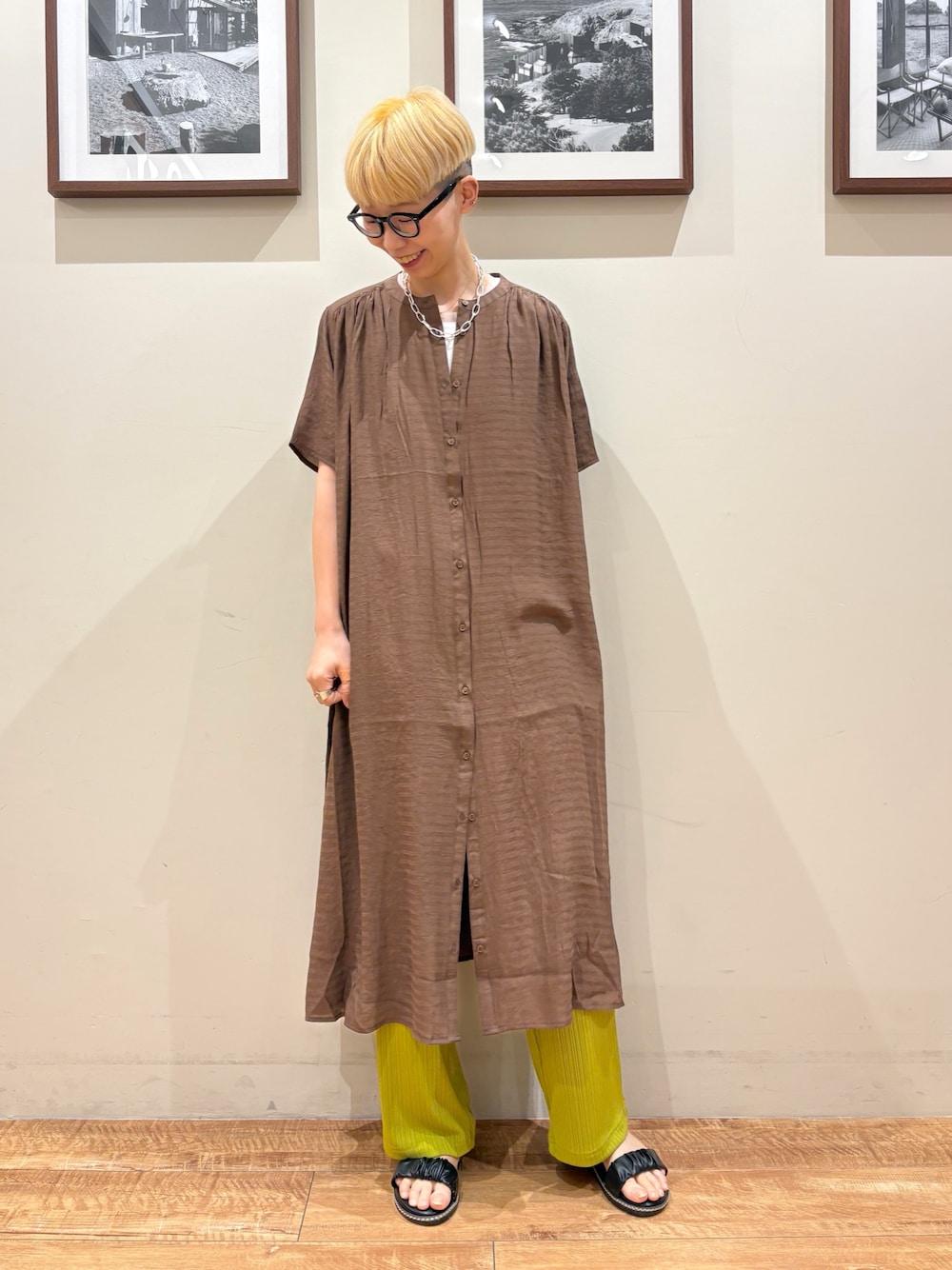 「大人カジュアル、最近のいい感じコーデ、大人女子、春、ラクチンコーデ、カジュアルコーデ、リラックススタイル、高身長女子、高身長コーデ、金髪ショート、イージーパンツ」｜「SHOO・LA・RUEのさらさらドビーギャザーワンピース（ワンピース、ブラウン系）」を使った、Ayumiさん（骨格ウェーブ・レディース・168cm）の春コーディネートの1枚目の写真