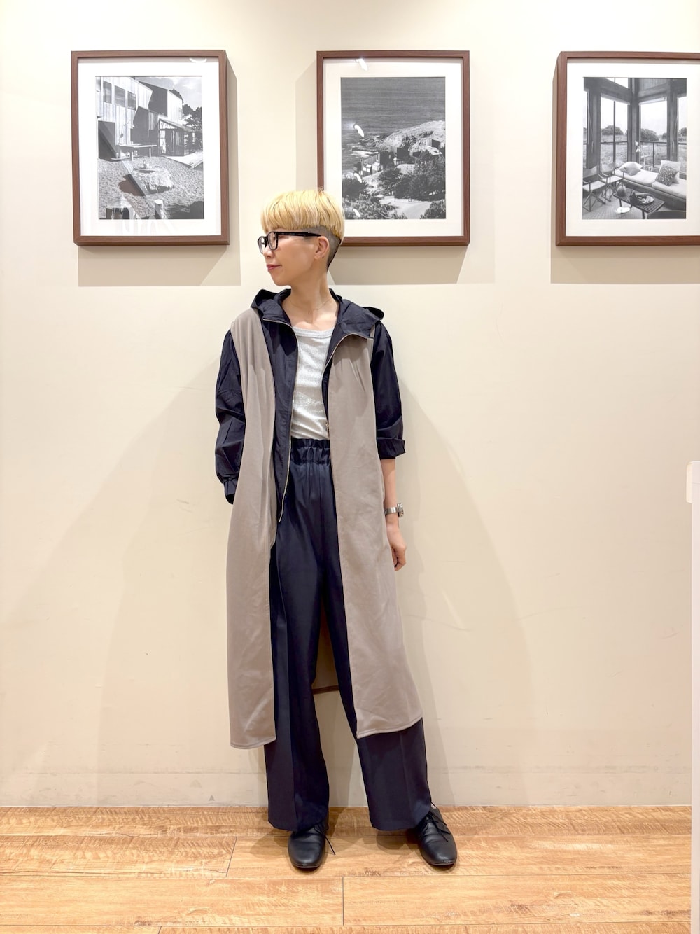 「大人カジュアル、最近のいい感じコーデ、モノトーン、大人女子、春、ラクチンコーデ、カジュアルコーデ、リラックススタイル、春カラー、春服、高身長女子、高身長、高身長コーデ、高身長女子コーデ、メガネ女子」｜「SHOO・LA・RUEの旬を取り入れながら体型カバー ボタンレスエアリージレ（ベスト、ブラウン系）」を使った、Ayumiさん（骨格ウェーブ・レディース・168cm）の春コーディネートの1枚目の写真