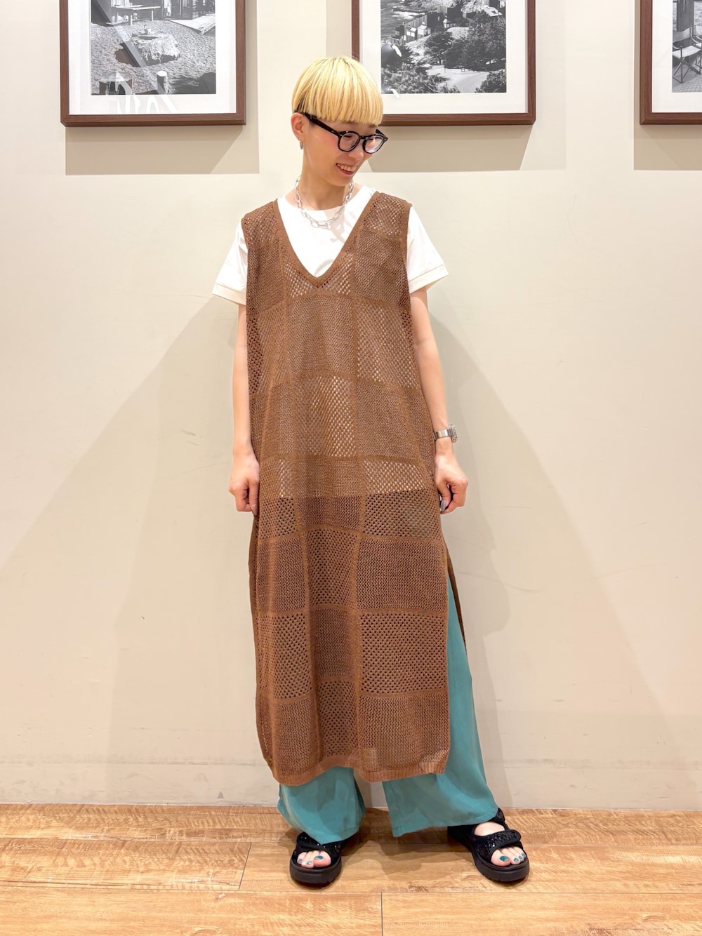 「レイヤードスタイル、サンダル、白Tシャツ、デートコーデ、メガネ女子、シアートップス、プチプラ、お出かけコーデ、パンツコーデ、高身長女子、高身長コーデ、シューラルー」｜「Cutie Blondeの【前後2WAY】リネンライクブークレ パッチワーク風ニットワンピース（ワンピース、ブラウン系）」を使った、Ayumiさん（骨格ウェーブ・レディース・168cm）の夏コーディネートの1枚目の写真