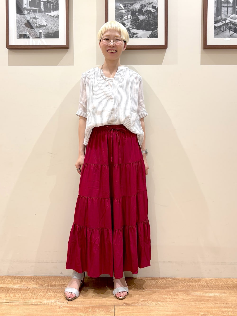 「夏コーデ、プチプラ、サンダル、お出かけコーデ、ロングスカート、夏ファッション、アラフォーコーデ、高身長女子、高身長コーデ、カジュアルガーリー、大人女子、キレイめコーデ」｜「SHOO・LA・RUEの【洗える/S-LL】微光沢で華やかなティアードスカート（スカート、レッド系）」を使った、Ayumiさん（レディース・168cm）の夏コーディネートの1枚目の写真