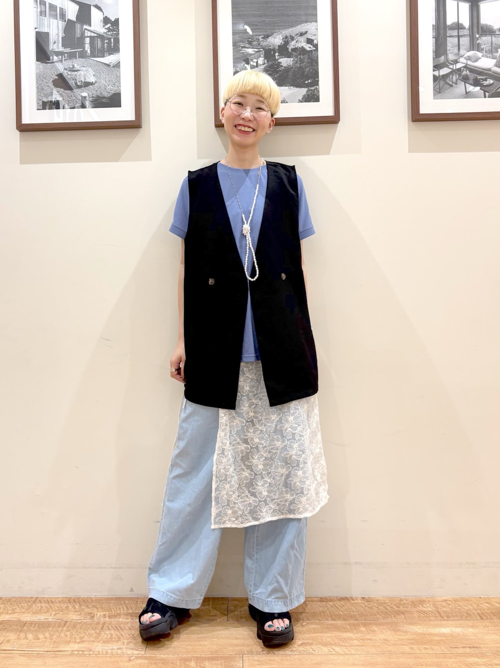 「ラップスカート、デニムパンツ、ベストコーデ、シューラルー、サンダル、プチプラ、メガネ女子、厚底サンダル、きれいめカジュアル、レイヤードスタイル、夏コーデ、大人カジュアルコーデ、ラフコーデ、プチプラコーデ、高身長コーデ」｜「DRESKIPの【洗える/S-LL】洗濯後シワになりにくい 麻調ダブルベスト（ベスト、ブラック系）」を使った、Ayumiさん（骨格ウェーブ・レディース・168cm）の夏コーディネートの1枚目の写真