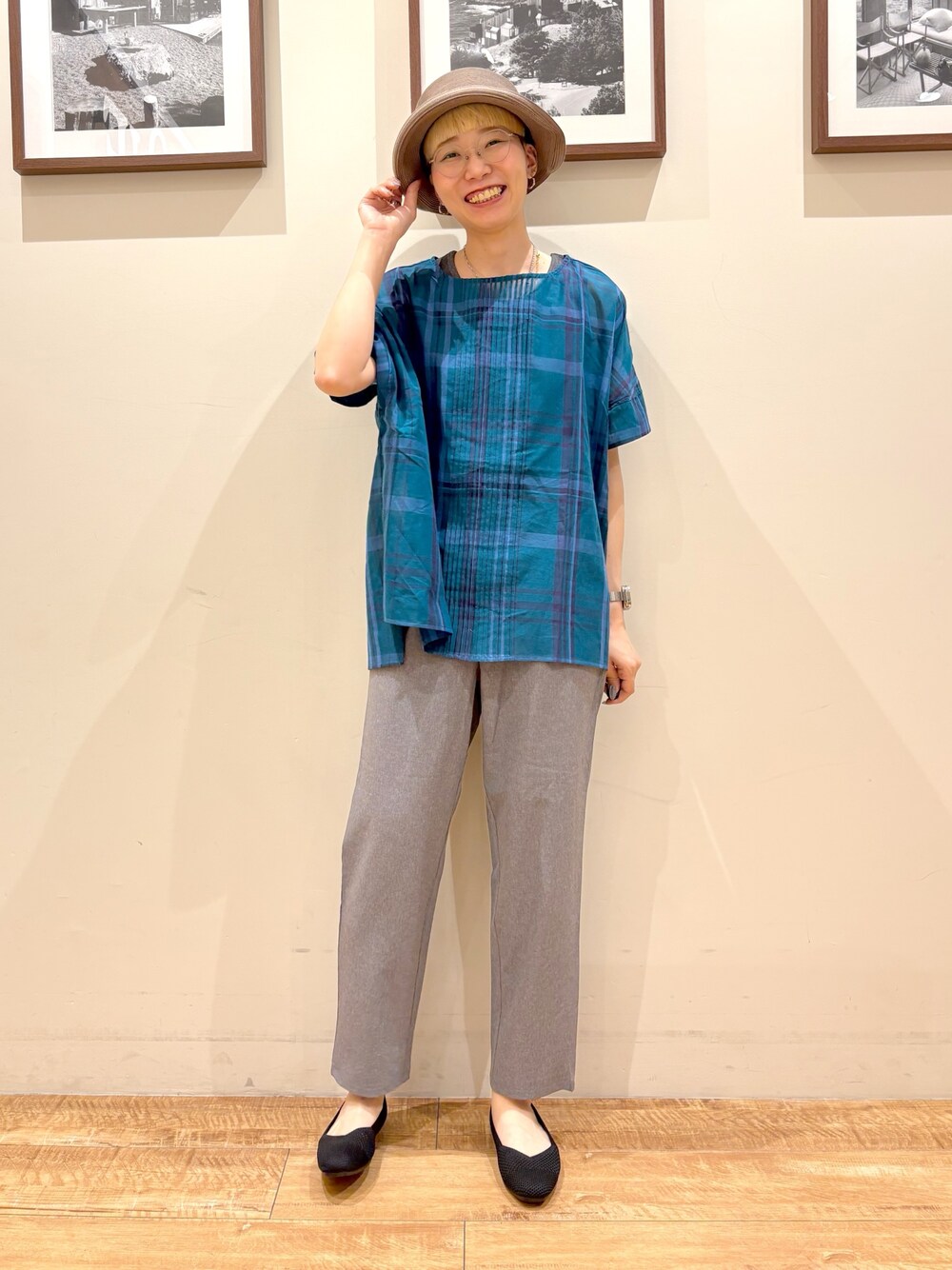 「チェックシャツ、シアートップス、シューラルー、高身長女子、高身長コーデ、やっぱり帽子が好き、夏コーデ、大人カジュアルコーデ、大人かわいい、ラフコーデ、メガネ女子、プチプラコーデ、ブラウスコーデ」｜「SHOO・LA・RUEの洗える透かし編みニットパンプス（パンプス、ブラック系）」を使った、Ayumiさん（骨格ウェーブ・レディース・168cm）の夏コーディネートの1枚目の写真