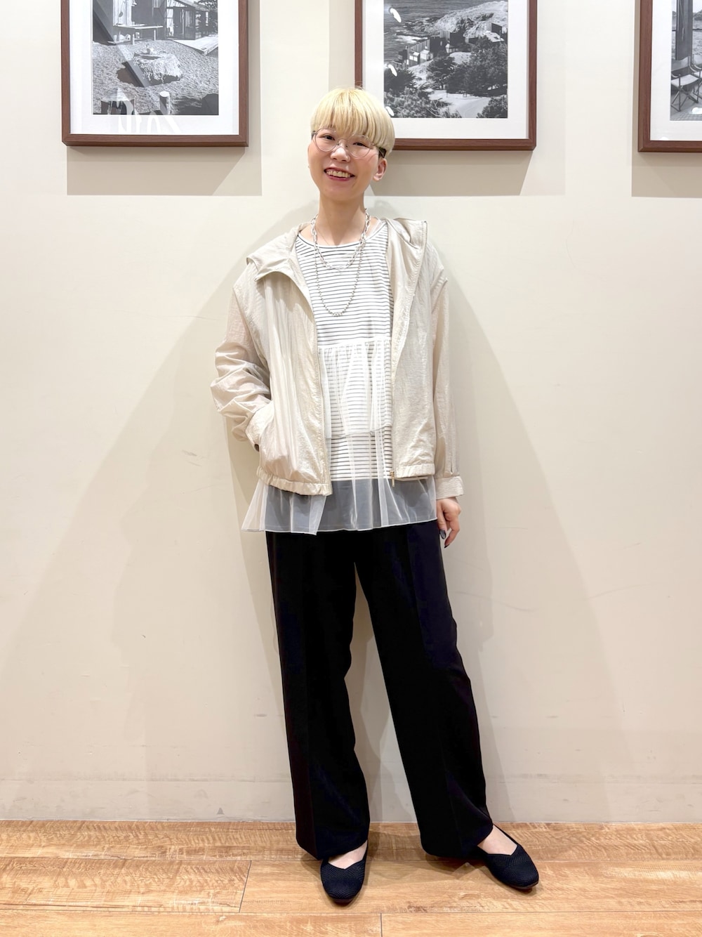 「きれいめカジュアル、大人カジュアルコーデ、春夏コーデ、大人コーデ、シューラルー、高身長女子、高身長コーデ、アラフォーコーデ、アラフォー、パンツコーデ、30代コーデ」｜「DRESKIPのシアーフードブルゾン（ブルゾン、ベージュ系）」を使った、Ayumiさん（レディース・168cm）の春コーディネートの1枚目の写真