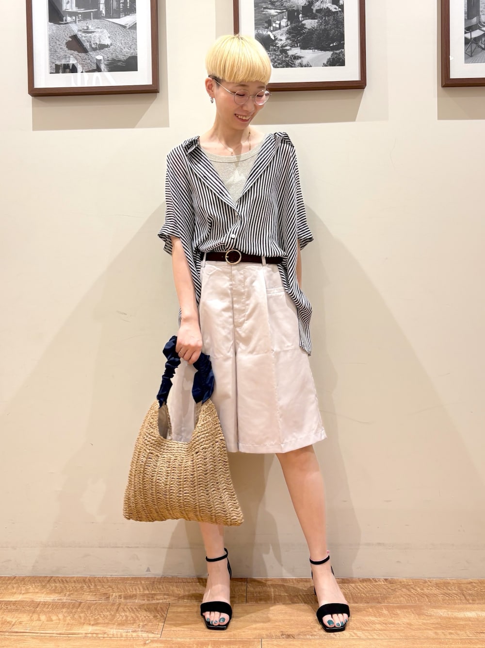 「ハーフパンツ、ハーフパンツコーデ、シャツスタイル、サンダル、ストライプシャツ、お出かけコーデ、オトナカジュアル、大人コーデ、キレイめカジュアル、高身長女子、高身長コーデ、シューラルー」｜「Cutie Blondeのシアーポンチョシャツ（シャツ/ブラウス、ブラック系）」を使った、Ayumiさん（骨格ウェーブ・レディース・168cm）の春コーディネートの1枚目の写真