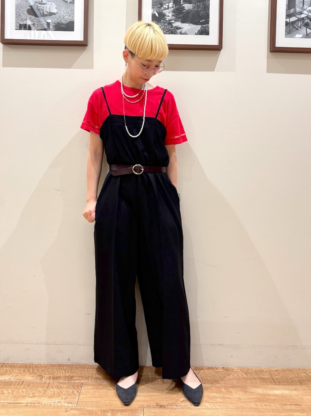 「サロペット、アラフォーコーデ、アラフォー、高身長女子、高身長コーデ、メガネ女子、大人カジュアル、オトナカジュアル、お出かけコーデ、骨格ウェーブ、ブルベ冬」｜「DRESKIPの【UVカット/洗える】お袖シアーがヘルシーに フレアスリーブサマーニット（ニット/セーター、ピンク系）」を使った、Ayumiさん（骨格ウェーブ・レディース・168cm）の春コーディネートの1枚目の写真