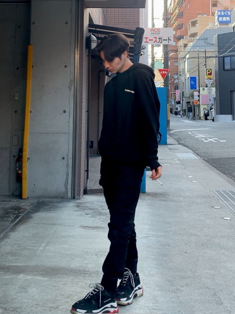 「バレンシアガトリプルS、balenciaga triple s」｜「BALENCIAGAのBalenciaga Triple S Mesh & Leather Trainer Sneaker, Noir（スニーカー、ブラック系）」を使った、翔太さん（メンズ・170cm）の秋コーディネートの1枚目の写真