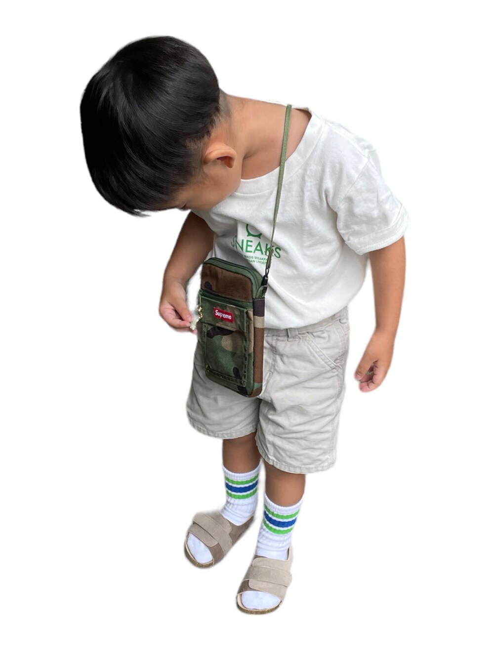 「むすこーで、キッズコーデ、Tシャツ、くつした×サンダル、BREEZE、こどもコーデ、男の子、3歳、ストリート、supreme、carhartt、古着」｜「Carharttのアイテム（チノパンツ、ベージュ系）」を使った、KIITOさん（キッズ・90cm）の秋コーディネートの1枚目の写真