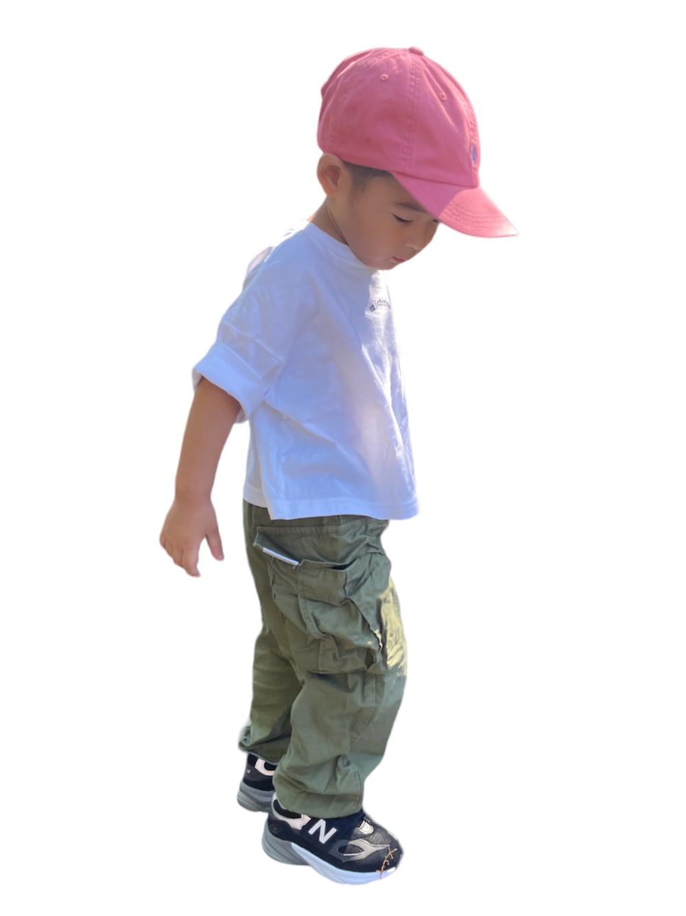 「男の子コーデ、キッズファッション、ニューバランス、3歳、Tシャツコーデ、スニーカーコーデ、ストリート、いいね、save、フォローお願いします🤑」｜「こども ビームスのFABRIQ REPORT × こども ビームス / 別注 カーゴパンツ（90～130cm）（カーゴパンツ、グリーン系）」を使った、KIITOさん（キッズ・90cm）の秋コーディネートの1枚目の写真