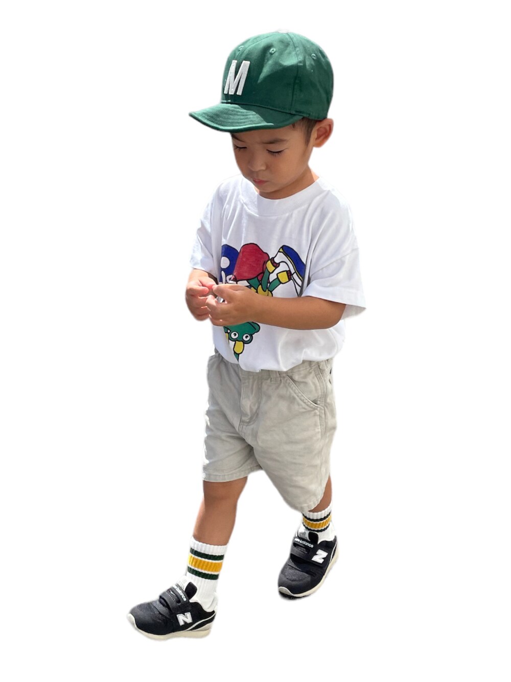 「スニーカー、カジュアルコーデ、男の子、3歳、むすこーで、古着、男の子コーデ、夏コーデ、キッズコーデ、carhartt」｜「古着のアイテム（Tシャツ/カットソー、ホワイト系）」を使った、KIITOさん（キッズ・100cm）の夏コーディネートの1枚目の写真