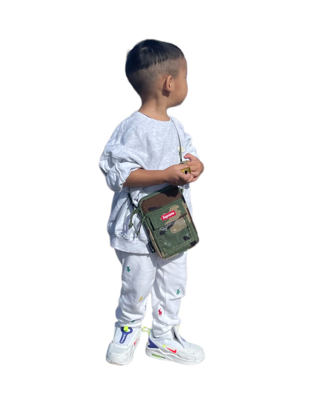 「むすこーで、休日スタイル、ビッグシルエット、NIKE、2歳、秋のコーデ、スウェット、秋服、supreme」｜「Supreme のアイテム（ショルダーバッグ、グリーン系）」を使った、KIITOさん（キッズ・90cm）の秋コーディネートの1枚目の写真