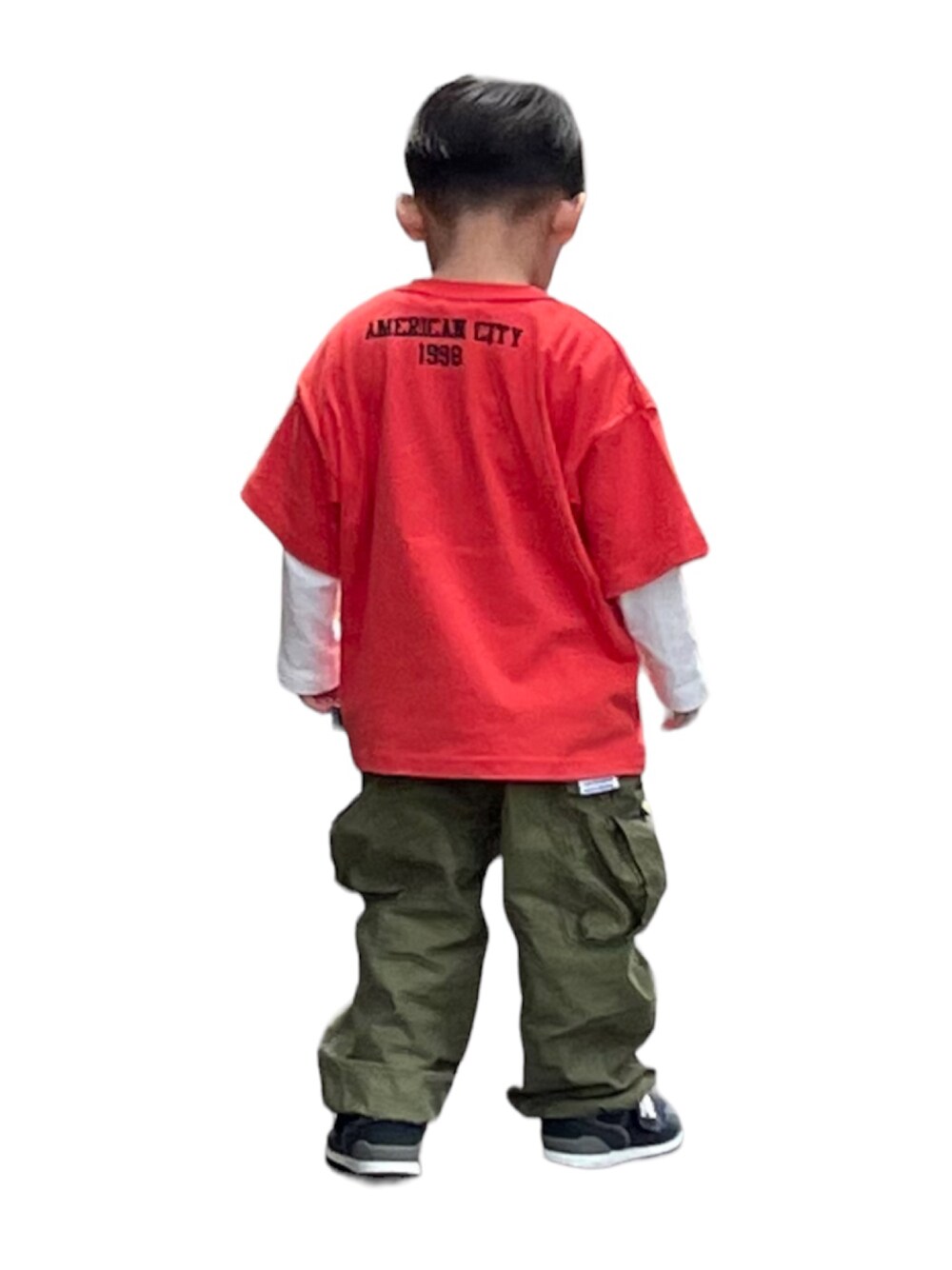 「休日コーデ、キッズコーデ、カジュアル、むすこーで、こどもコーデ、ストリートコーデ、男の子」｜「F.O.KIDSのシンプルアーチロゴTシャツ（Tシャツ/カットソー、レッド系）」を使った、KIITOさん（キッズ・90cm）の春コーディネートの1枚目の写真