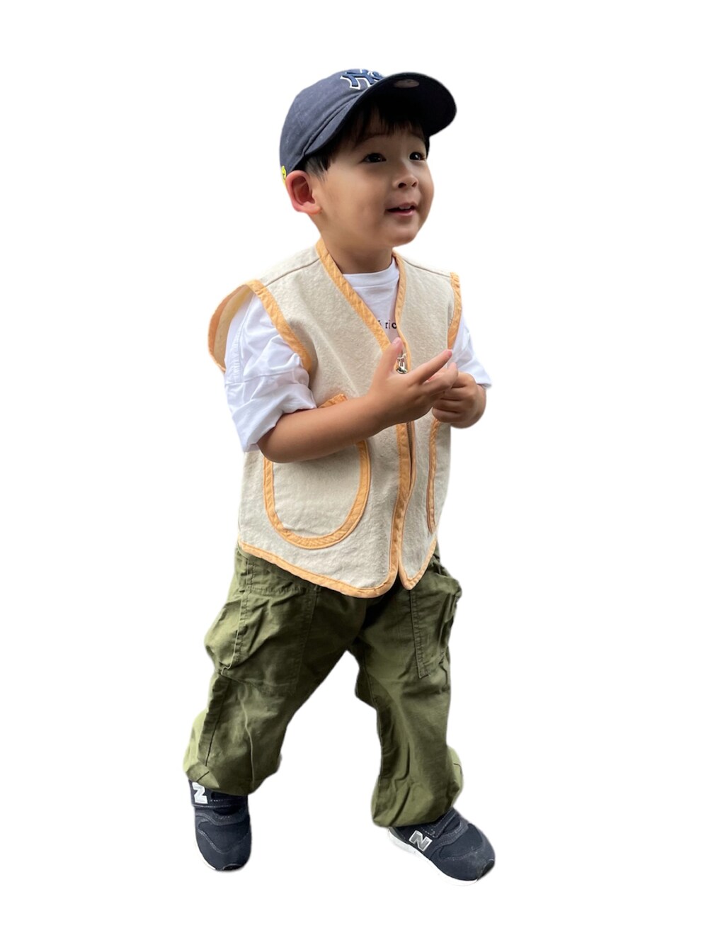 「キッズファッション、夏コーデ、スニーカー、男の子コーデ、キッズコーデ、キャップ」｜「こども ビームスのFABRIQ REPORT × こども ビームス / 別注 カーゴパンツ（90～130cm）（カーゴパンツ、グリーン系）」を使った、KIITOさん（キッズ・90cm）の春コーディネートの1枚目の写真