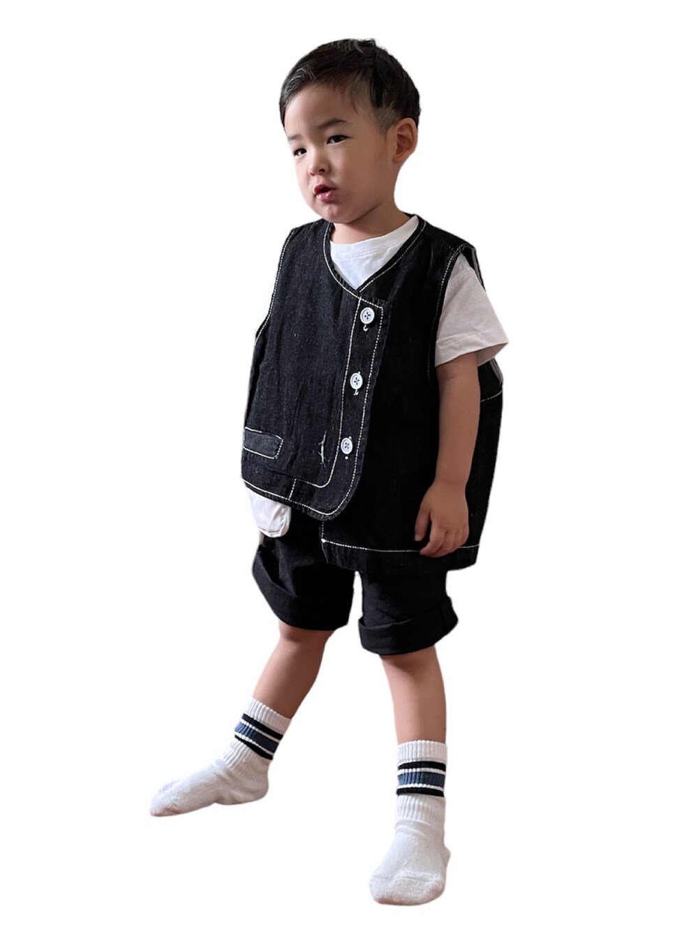 「男の子、休日コーデ、3歳、男の子コーデ、カジュアル、むすこーで」｜「REKOのアイテム（ベスト、ブラック系）」を使った、KIITOさん（キッズ・90cm）の春コーディネートの1枚目の写真