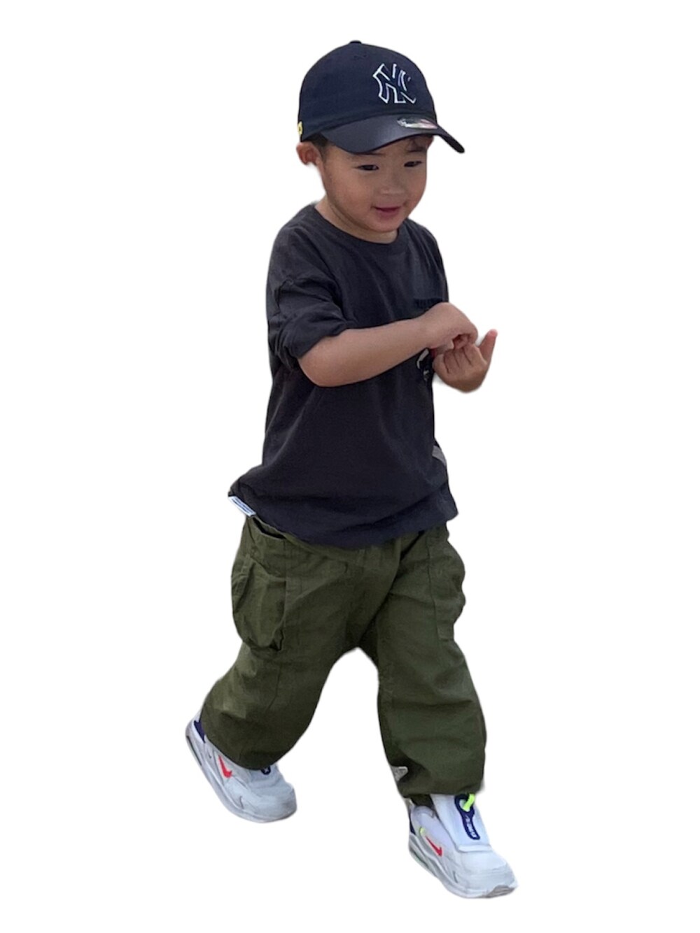 「休日コーデ、キッズコーデ、カジュアル、むすこーで、ナイキ、ストリートコーデ、男の子、こどもコーデ」｜「ZARA KIDSのアイテム（Tシャツ/カットソー、グレー系）」を使った、KIITOさん（キッズ・90cm）の春コーディネートの1枚目の写真