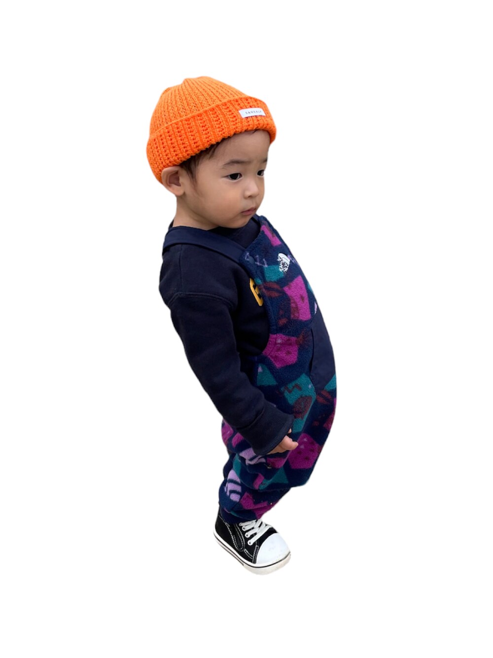 「カジュアルコーデ、スニーカー、むすこーで、THE NORTH FACE、オーバーオール」｜「SANSeLFの【SANSeLF】 kids knit beanie sank7（その他ベビー用品、オレンジ系）」を使った、KIITOさん（キッズ・80cm）の春コーディネートの1枚目の写真