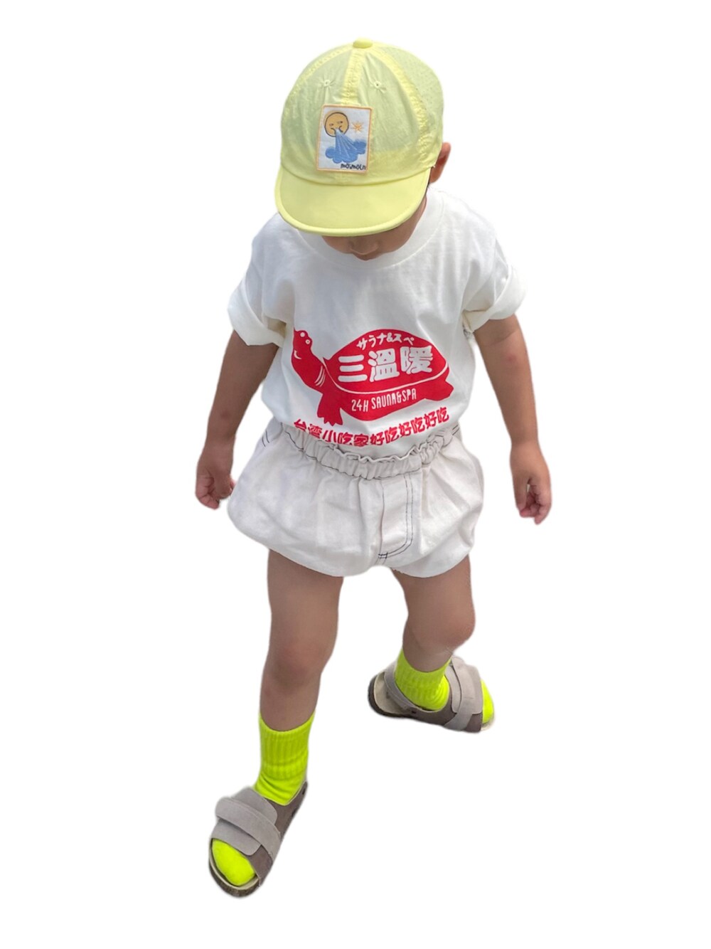「カジュアル、キッズコーデ、キッズファッション、男の子コーデ、休日スタイル、夏コーデ」｜「KAKUOZAN LADERのアイテム（Tシャツ/カットソー、ベージュ系）」を使った、KIITOさん（キッズ・90cm）の夏コーディネートの1枚目の写真