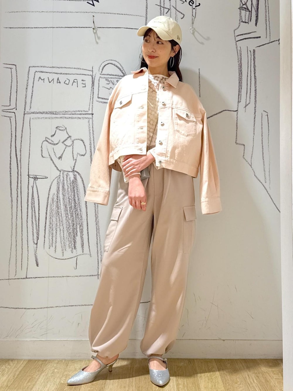 シルバー系のパンプス、ホワイト系のシャツ/ブラウス、シルバー系のショルダーバッグを着用したレディースの春コーディネートの1枚目の写真