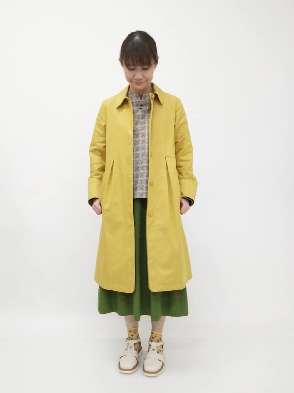 「スカート、レイヤードスタイル、春アウター、春コーデ、カラーコーデ、グルカサンダル、jocomomola」｜「JocomomolaのEl Cartero プリントカットソー（Tシャツ/カットソー、ブルー系）」を使った、Jocomomolaさん（レディース・158cm）の春コーディネートの1枚目の写真