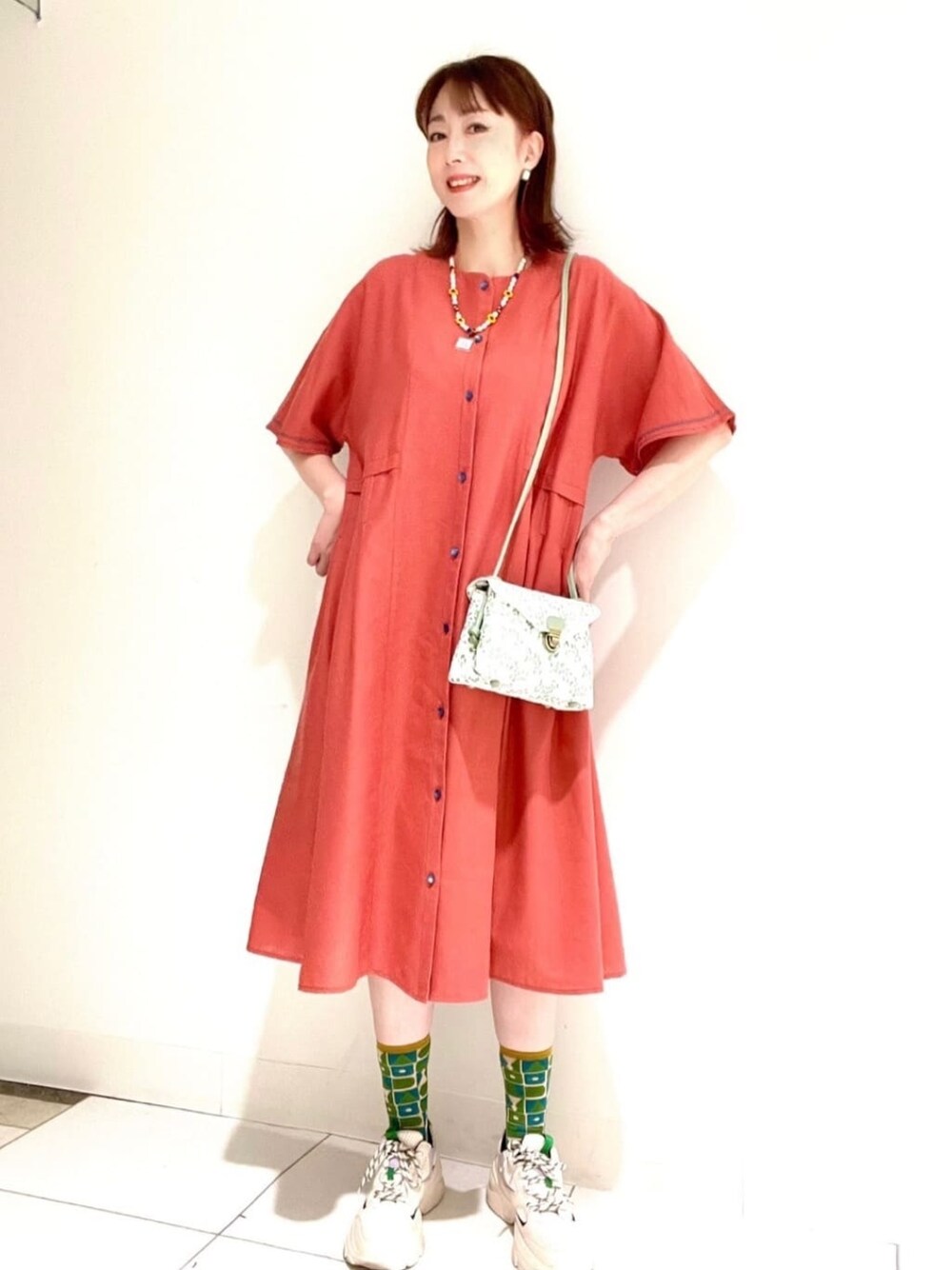 「jocomomola、ワンピース、ショルダーバッグ、シャツワンピ、シンプルコーデ、オレンジ、ビタミンカラー」｜「JocomomolaのNorastro Linen ワンピース（シャツワンピース、オレンジ系）」を使った、Jocomomolaさん（レディース・165cm）の春コーディネートの1枚目の写真