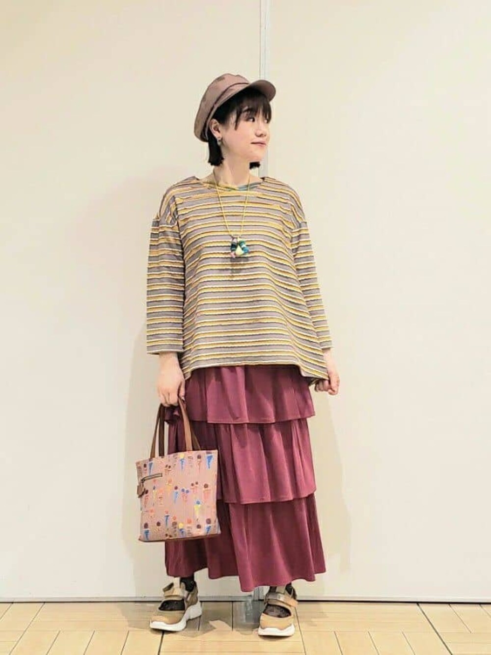 「トートバッグ、スカート、ボーダー、キャスケット、春コーデ、ティアードスカート、大人かわいい、オトナカジュアル、jocomomola」｜「Jocomomolaのサイドベルトデザインキャスケット（キャスケット、ピンク系）」を使った、Jocomomolaさん（レディース・158cm）の春コーディネートの1枚目の写真