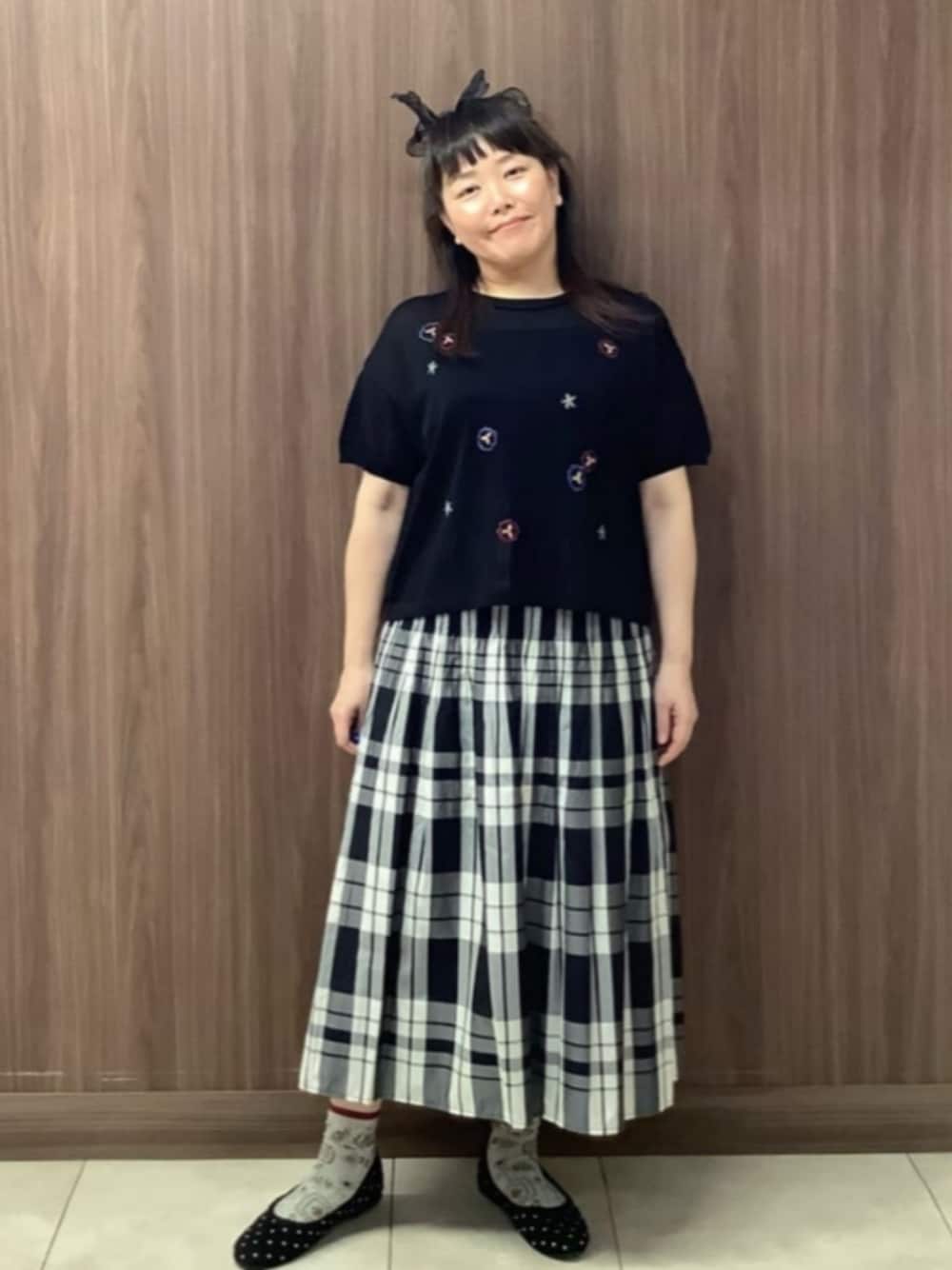 「夏コーデ」｜「JocomomolaのBrisa フラワー刺繍シアーニット（ニット/セーター、ブラック系）」を使った、Jocomomolaさん（レディース・153cm）の夏コーディネートの1枚目の写真