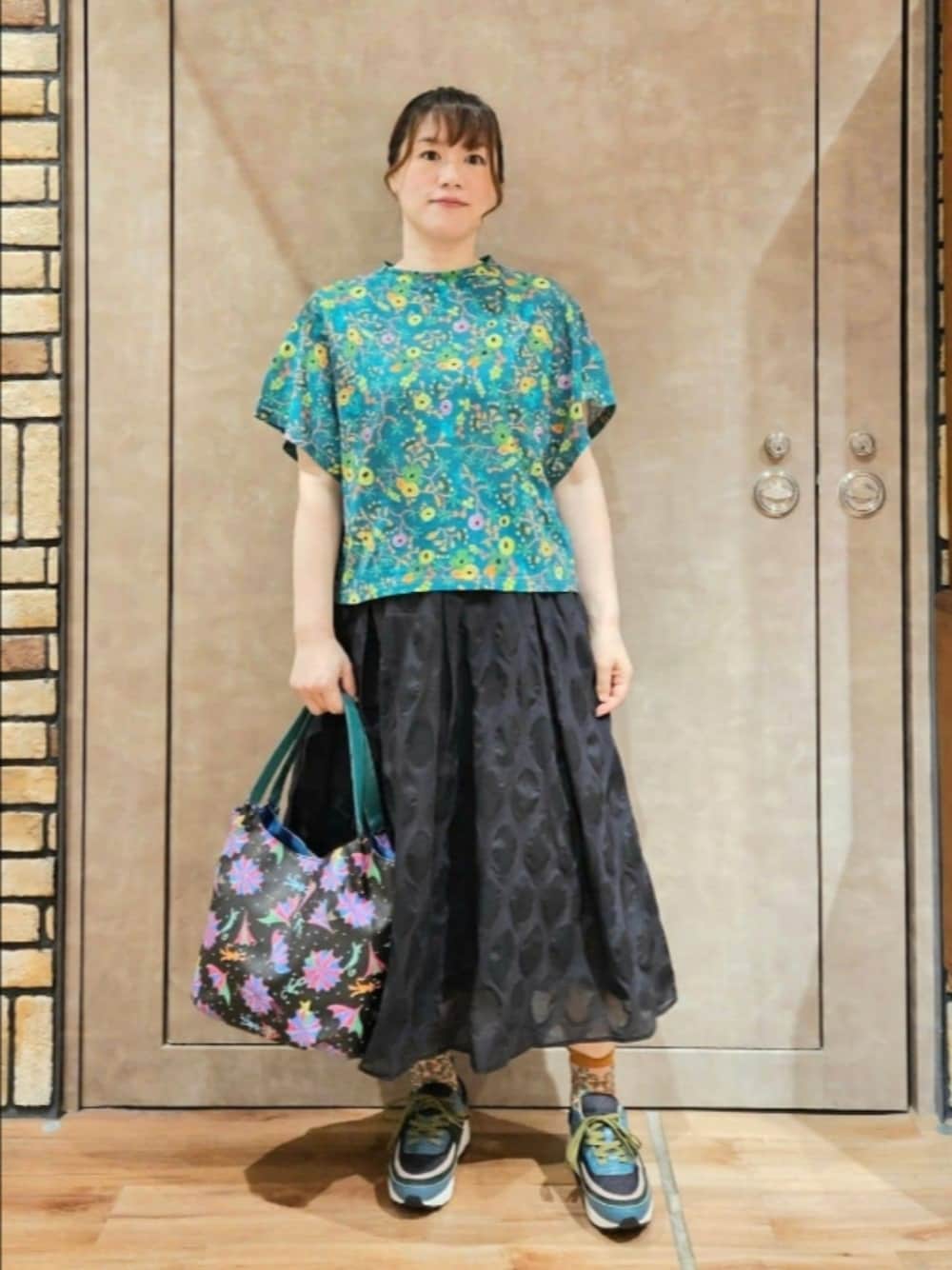 「夏、お出かけコーデ、きれいめカジュアル、夏コーデ、オトナカワイイ、さらっと晴れやかスナップ」｜「Jocomomolaの【接触冷感】Rosquillas プリント半袖カットソー（Tシャツ/カットソー、ブルー系）」を使った、Jocomomolaさん（レディース・158cm）の夏コーディネートの1枚目の写真