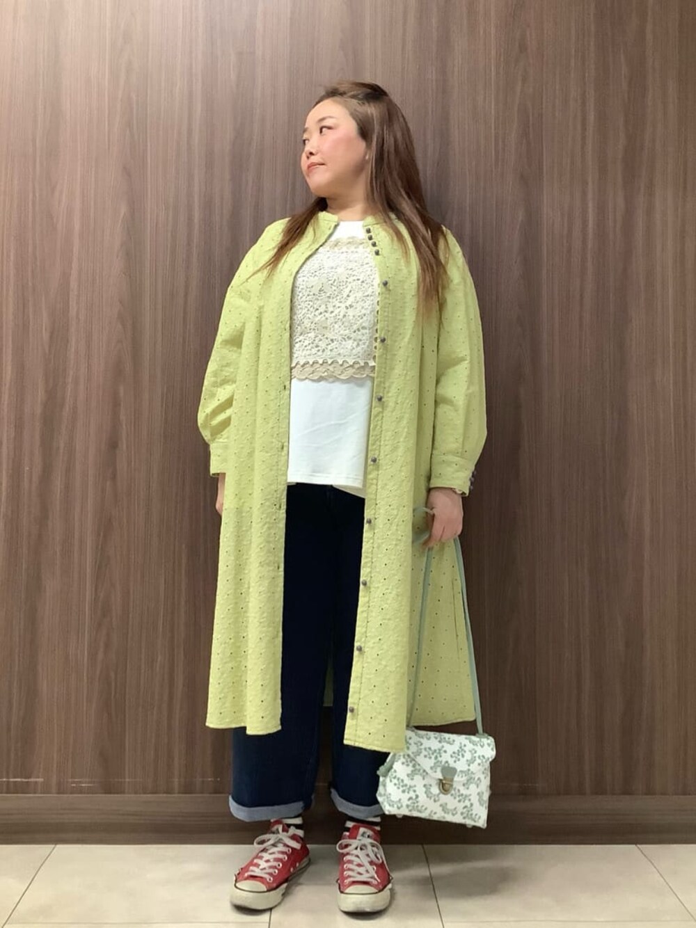 「カットソー、デニム、ショルダーバッグ、レイヤードスタイル、ロンT、休日スタイル、シャツワンピ、春色、パンツコーデ、大人かわいい」｜「Jocomomolaのフラワー刺繍 デニムパンツ（デニムパンツ、ブルー系）」を使った、Jocomomolaさん（レディース・153cm）の春コーディネートの1枚目の写真