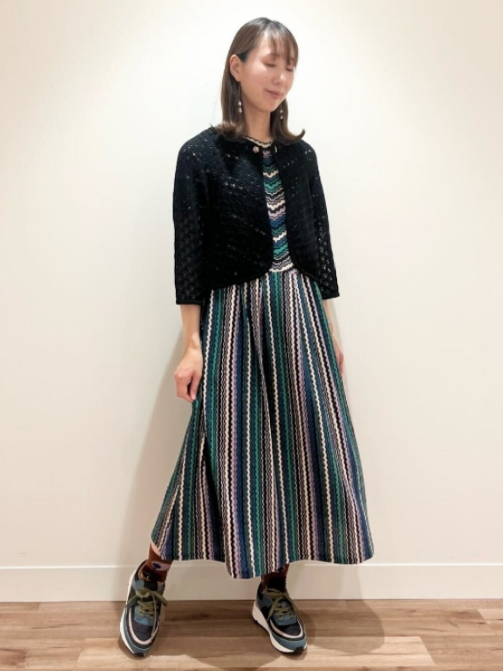 「ワンピース、オトナ女子、秋服準備はじめました」｜「Jocomomolaのギザギザボーダー ウエスト切り替えワンピース（ワンピース、ブルー系）」を使った、Jocomomolaさん（レディース・166cm）の夏コーディネートの1枚目の写真