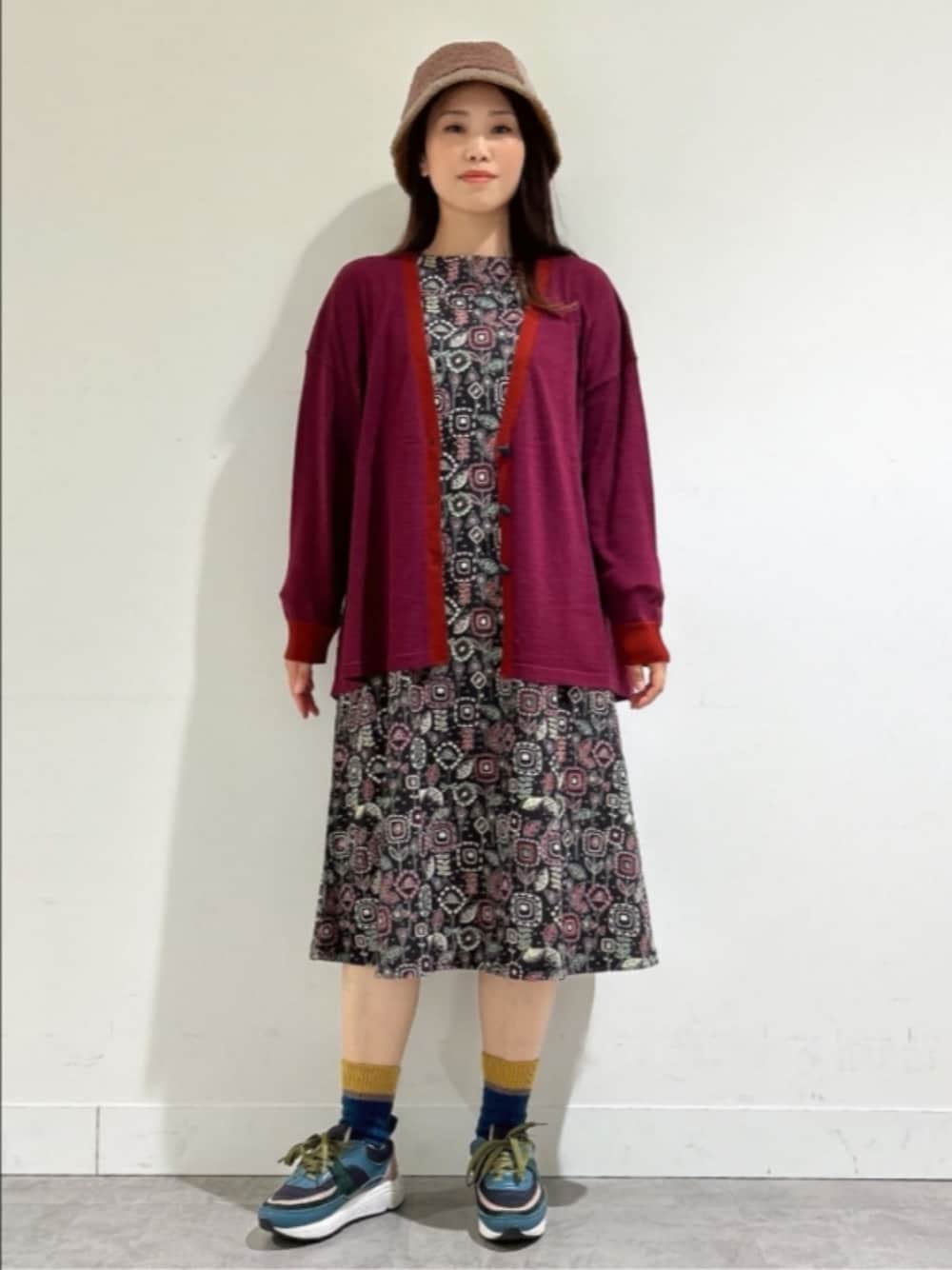 「ワンピース、お出かけコーデ」｜「JocomomolaのLana blend 配色トッパーカーディガン（カーディガン/ボレロ、パープル系）」を使った、Jocomomolaさん（レディース・159cm）の冬コーディネートの1枚目の写真
