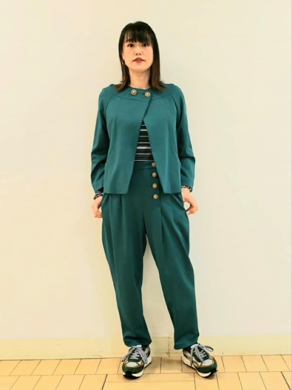 「ジャケット、セットアップ、きれいめカジュアル、パンツスタイル、jocomomola」｜「JocomomolaのR/Nyポンチ テーパードパンツ（その他パンツ、ブルー系）」を使った、Jocomomolaさん（レディース・158cm）の冬コーディネートの1枚目の写真