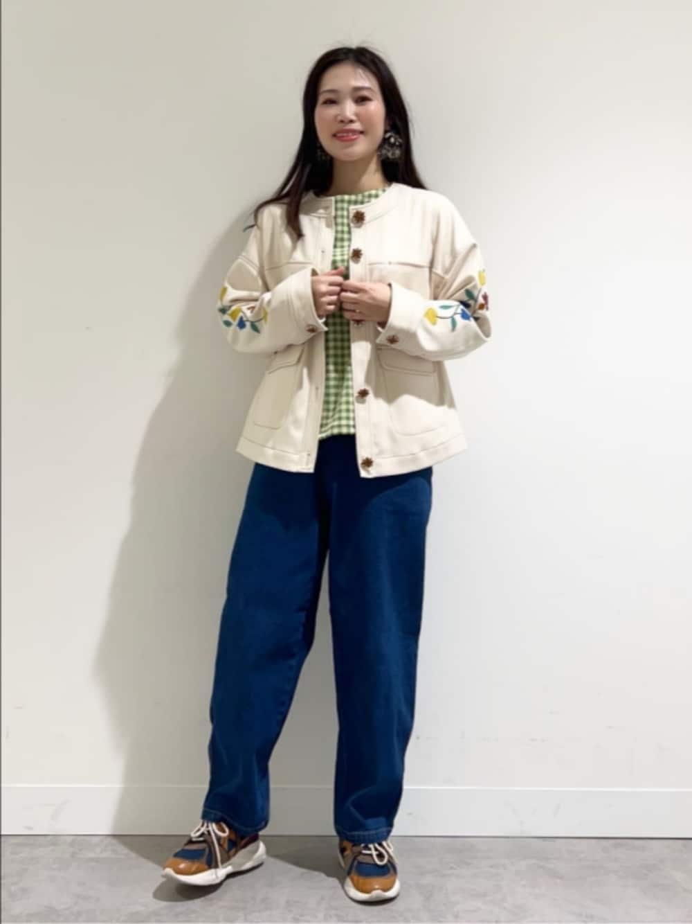 「JocomomolaのEspantapajaros フラワーアップリケ刺繍カバーオール（ノーカラージャケット、ホワイト系）」を使った、Jocomomolaさん（レディース・160cm）の春コーディネートの1枚目の写真