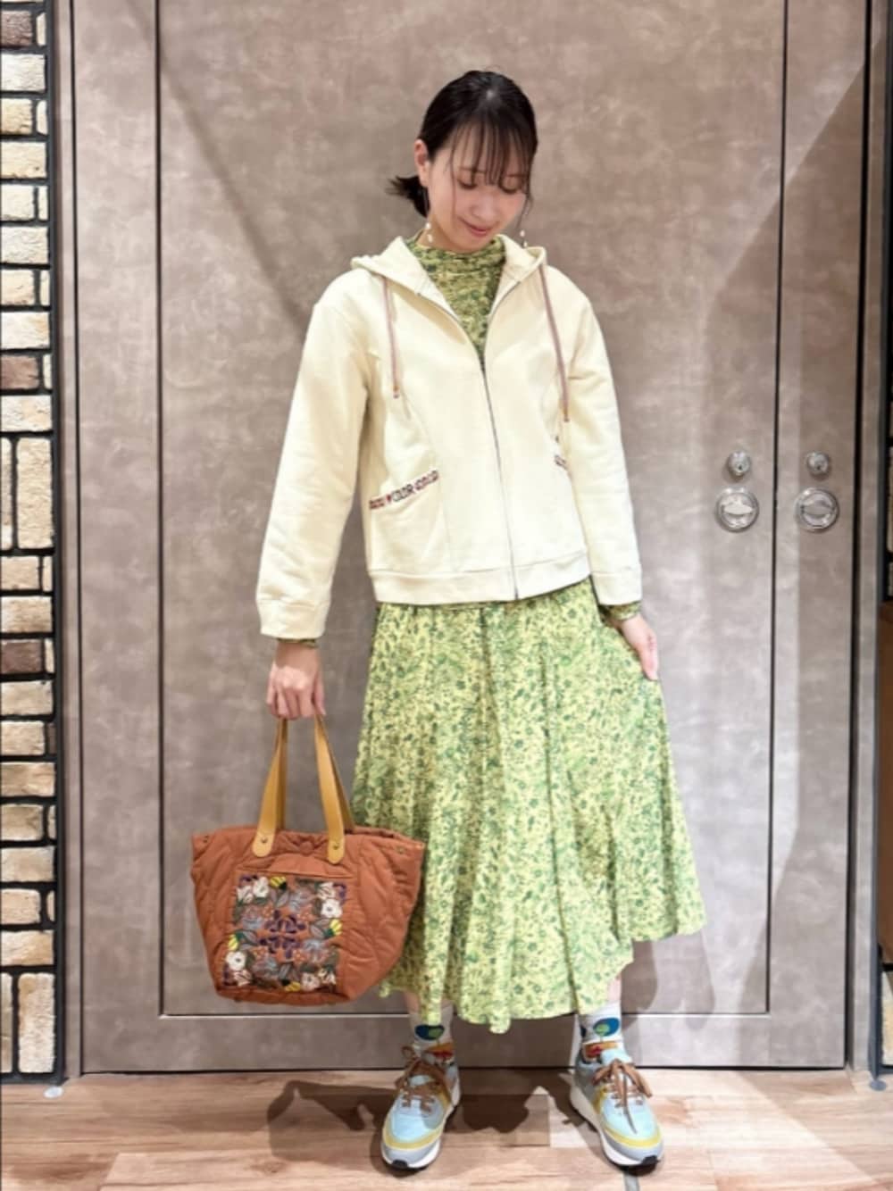 「お出かけコーデ、大人コーデ、きれいめカジュアル、オトナ女子」｜「JocomomolaのI LOVE COLOR コットン裏毛ジップパーカー（パーカー、ホワイト系）」を使った、Jocomomolaさん（レディース・166cm）の冬コーディネートの1枚目の写真