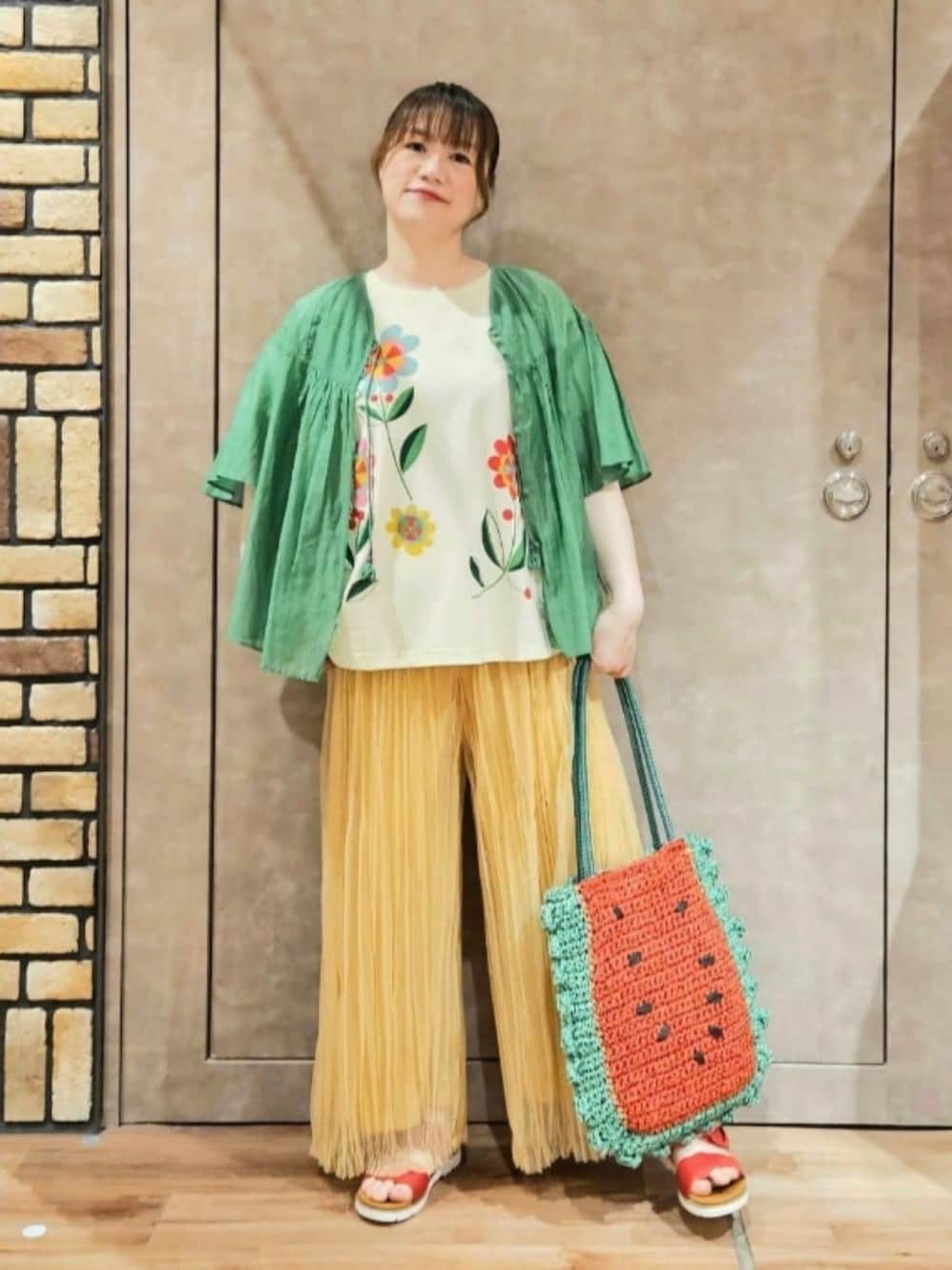 「夏、夏コーデ、スイカ、夏だ！Tシャツ着よう！、さらっと晴れやかスナップ」｜「JocomomolaのCosecha フラワープリント Tシャツ（Tシャツ/カットソー、ホワイト系）」を使った、Jocomomolaさん（レディース・158cm）の夏コーディネートの1枚目の写真