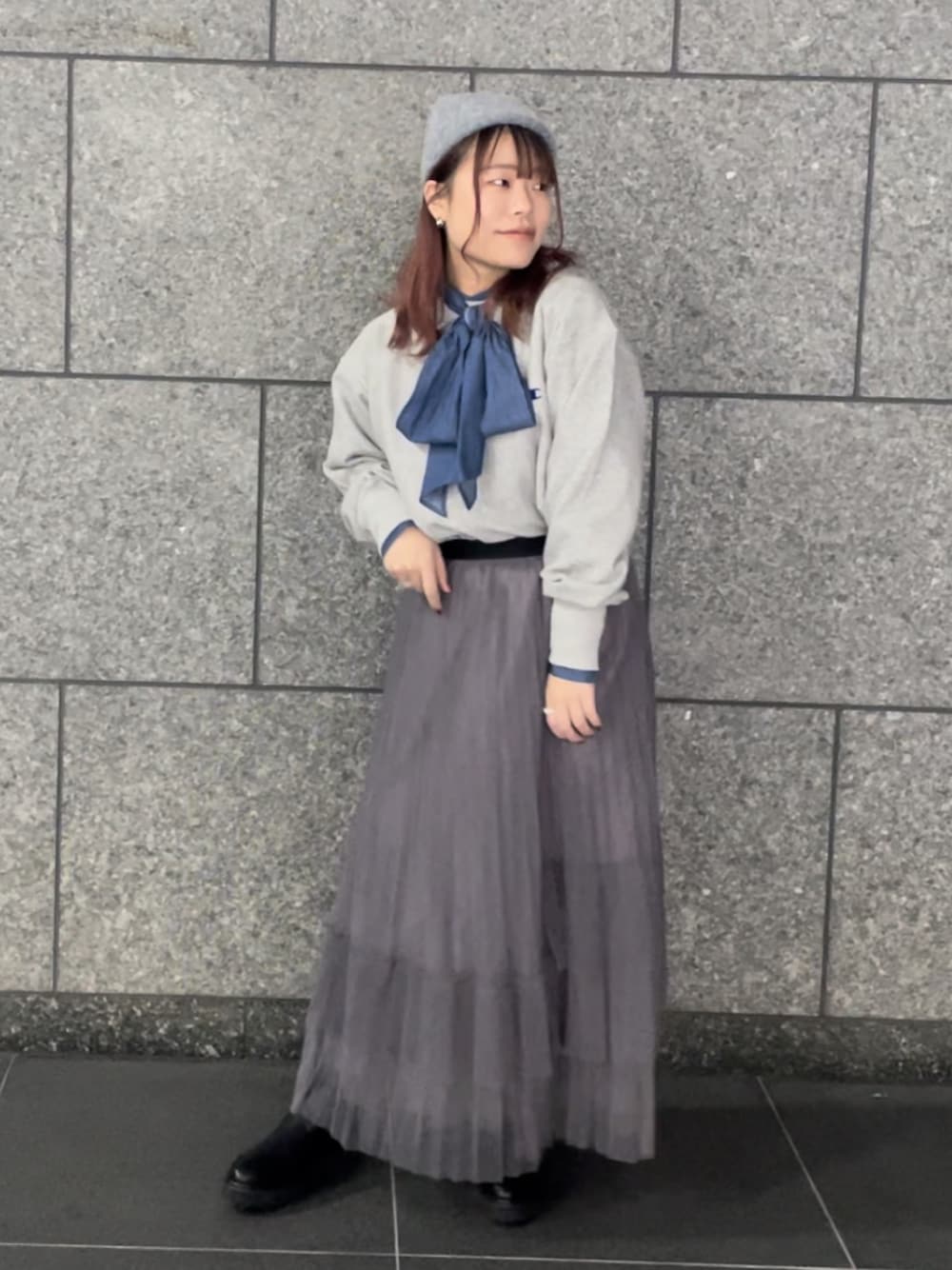 「Techichi、テチチ(Te chichi)、テチチ、Champion、チャンピオン、スウェット、ブラウス、チュールスカート、レイヤードスタイル、ニット帽、秋コーデ、冬コーデ、カジュアルコーデ、ファッションを楽しもう、低身長コーデ」｜「Te chichiのニットビーニー（ハット、グレー系）」を使った、チナツさん（レディース・152cm）の秋コーディネートの1枚目の写真