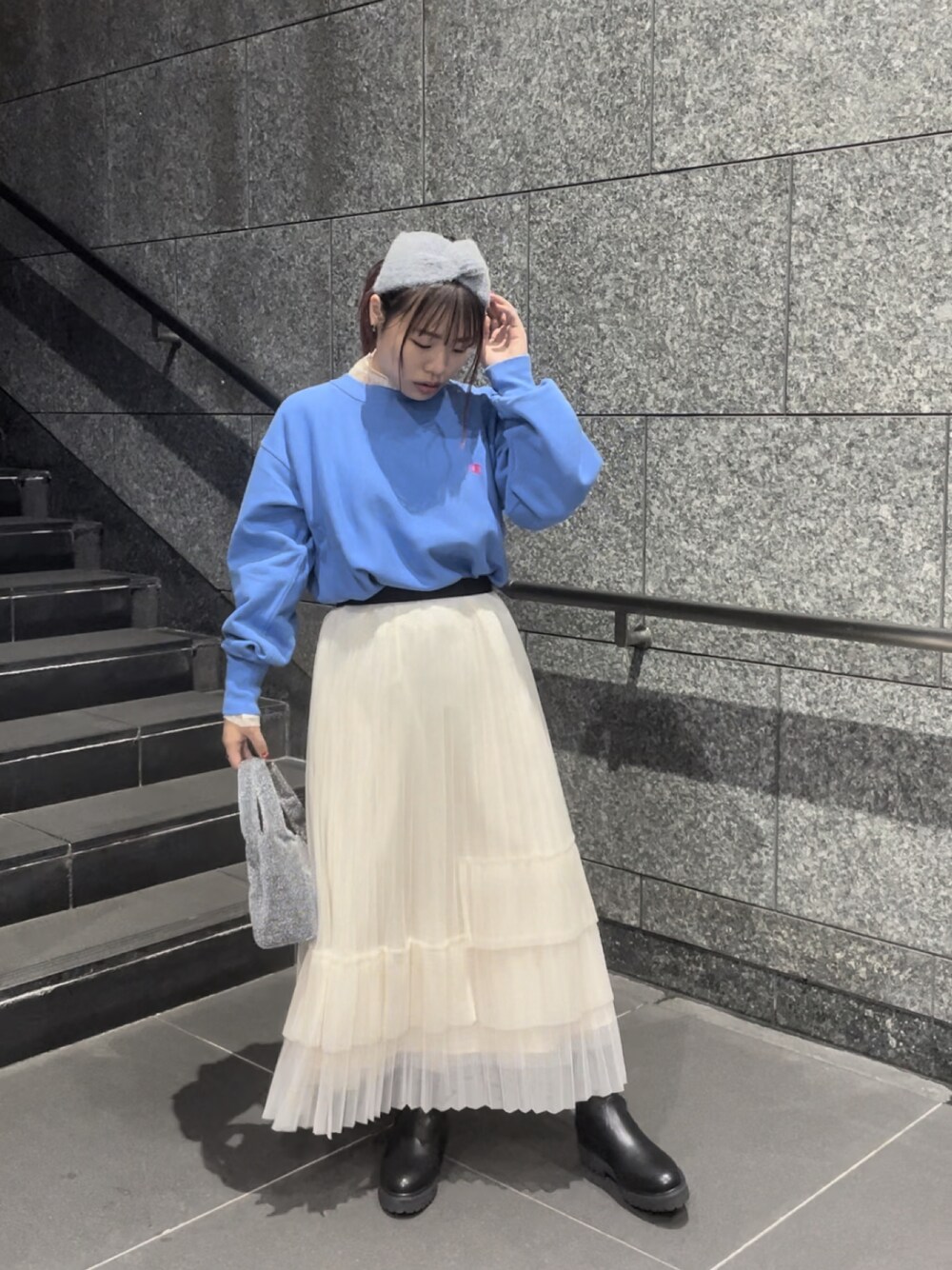 「Techichi、テチチ(Te chichi)、テチチ、Champion、チャンピオン、スウェット、シアートップス、チュールスカート、ブルー、レイヤードスタイル、ファッションを楽しもう、秋コーデ、低身長コーデ、冬を彩る色いろコーデ」｜「Te chichiのニットヘアバンド（ハット、グレー系）」を使った、チナツさん（レディース・152cm）の秋コーディネートの1枚目の写真