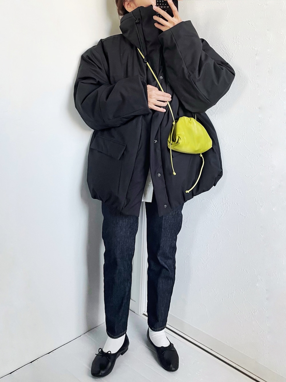 ブラック系のダウンジャケット/コート、ブルー系のデニムパンツを着用したレディースの冬コーディネートの1枚目の写真