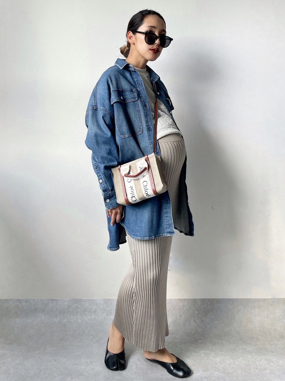 「妊娠10ヶ月、秋服準備はじめました、ダンガリーシャツ、デニム、デニムシャツ、きれいめカジュアル、タイトスカート、オトナカジュアル、大人カジュアル、オトナ女子、秋服コーデ、秋のコーデ、秋コーデ」｜「ChloeのWOODY /ミニトートバッグ（ショルダーバッグ、ベージュ系）」を使った、𝓅𝑜𝒸𝑜さん（レディース・156cm）の秋コーディネートの1枚目の写真