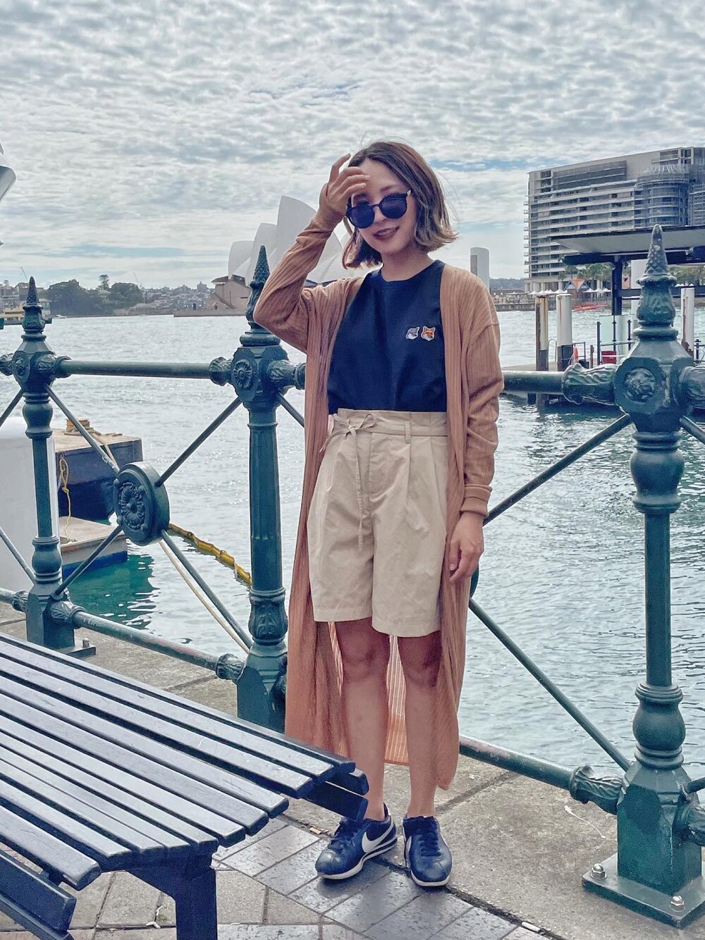 ホワイト系のTシャツ/カットソーを着用したレディースの春コーディネートの1枚目の写真