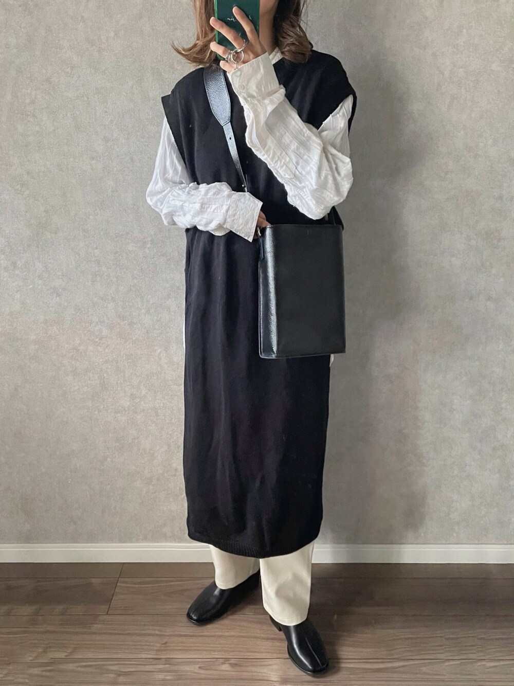 ブラック系のその他シューズを着用したレディースの冬コーディネートの1枚目の写真