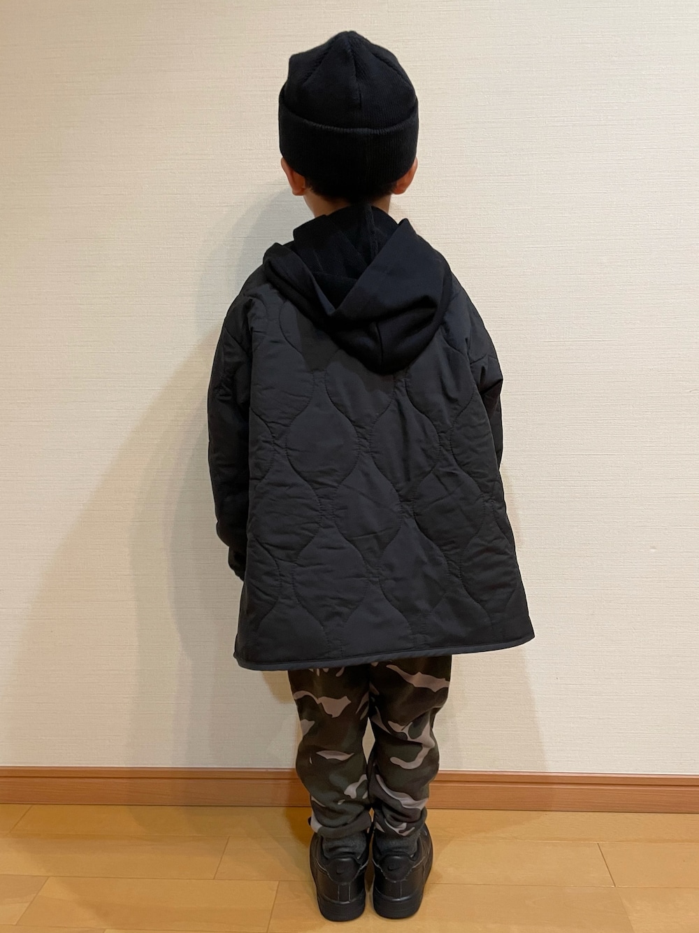 「私の推しブランド、GLOBAL WORK、かわーたkids、スウェットパンツ、黒コーデ、キッズコーデ、男の子コーデ、カジュアル、ミリタリー、モッズコート、グローバルワーク(GLOBAL WORK)、パーカー、おしゃれさんと繋がりたい、NIKE AIR FORCE」｜「GLOBAL WORKの【キッズ】グラフィックパーカー/216114（Tシャツ/カットソー、ブラック系）」を使った、かわーたさん（キッズ・100cm）の冬コーディネートの4枚目の写真