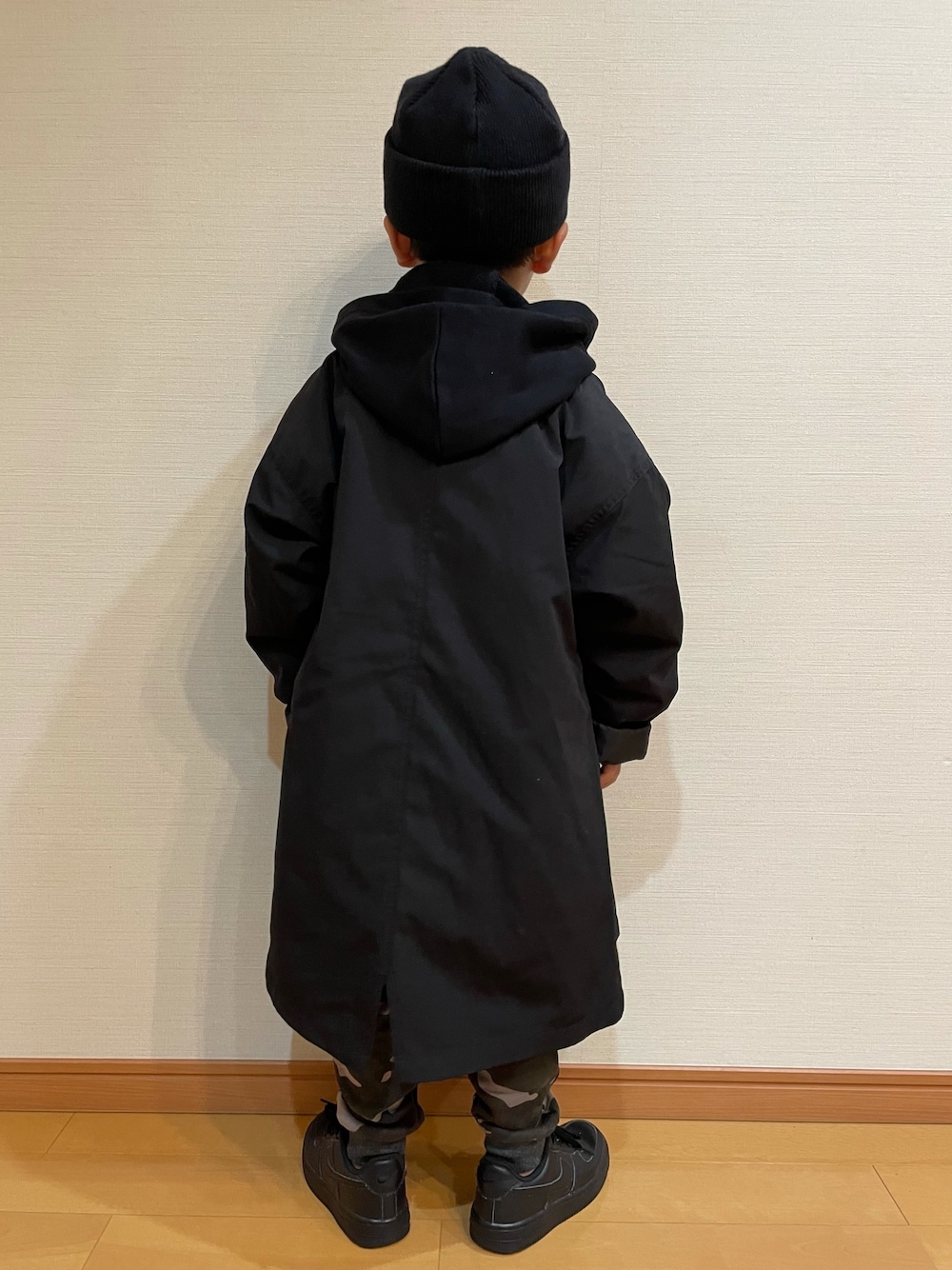 「私の推しブランド、GLOBAL WORK、かわーたkids、スウェットパンツ、黒コーデ、キッズコーデ、男の子コーデ、カジュアル、ミリタリー、モッズコート、グローバルワーク(GLOBAL WORK)、パーカー、おしゃれさんと繋がりたい、NIKE AIR FORCE」｜「GLOBAL WORKの【キッズ】グラフィックパーカー/216114（Tシャツ/カットソー、ブラック系）」を使った、かわーたさん（キッズ・100cm）の冬コーディネートの5枚目の写真