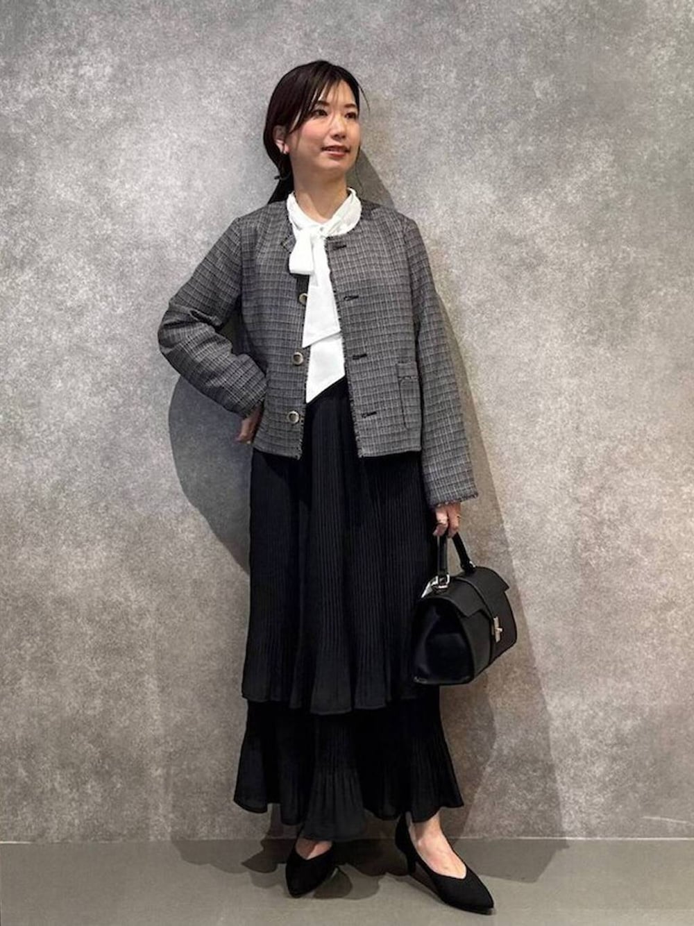 「低身長、高見え、ママコーデ、楽ちんコーデ、シワ軽減、GLOBAL WORK、apart by lowrys、オケージョン、ジャケット、スカート」｜「GLOBAL WORKのお手入れらくらく2WAYボウタイブラウス/133609（シャツ/ブラウス、ホワイト系）」を使った、かわーたさん（レディース・155cm）の冬コーディネートの1枚目の写真