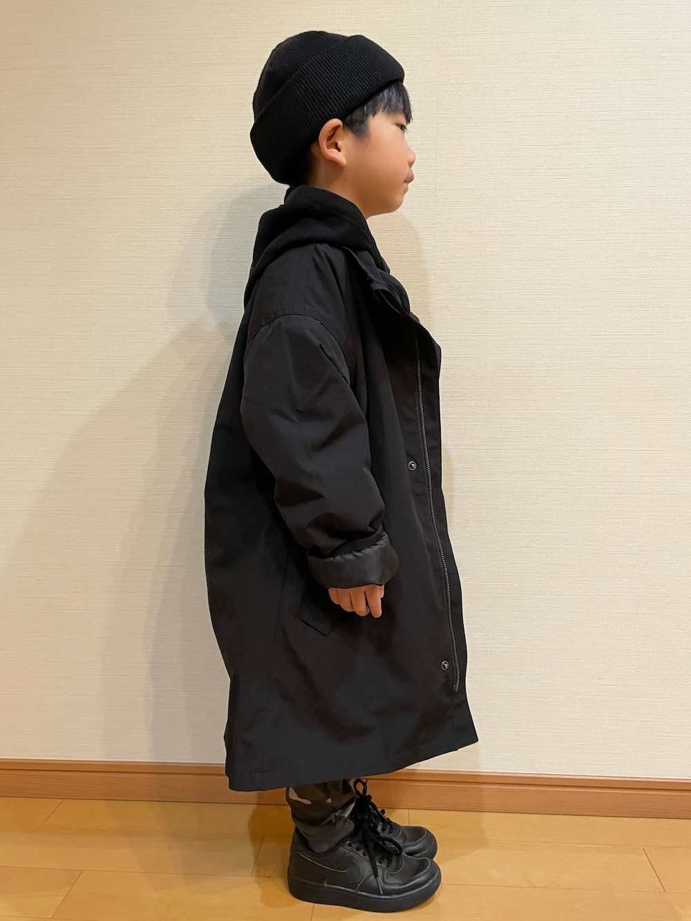 「私の推しブランド、GLOBAL WORK、かわーたkids、スウェットパンツ、黒コーデ、キッズコーデ、男の子コーデ、カジュアル、ミリタリー、モッズコート、グローバルワーク(GLOBAL WORK)、パーカー、おしゃれさんと繋がりたい、NIKE AIR FORCE」｜「GLOBAL WORKの【キッズ】グラフィックパーカー/216114（Tシャツ/カットソー、ブラック系）」を使った、かわーたさん（キッズ・100cm）の冬コーディネートの3枚目の写真