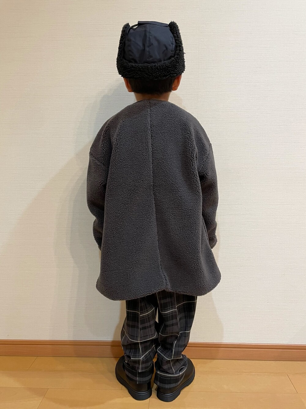 「ボアジャケット、ボアブルゾン、ボアコート、カジュアルコーデ、キッズファッション、冬コーデ、あったかコーデ、男の子、おしゃれさんと繋がりたい、男の子コーデ、シンプル、クリスマスに着たい服、かわーたkids、グローバルワーク(GLOBAL WORK)、グローバルワーク キッズ」｜「GLOBAL WORKの【キッズ】フワフワHug meレイヤード/215830（ニット/セーター、ベージュ系）」を使った、かわーたさん（キッズ・100cm）の冬コーディネートの3枚目の写真