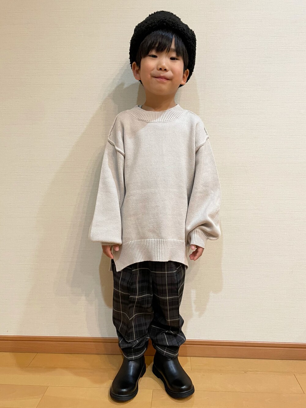 「ベージュ、ナチュラル、キッズコーデ、男の子、シンプルコーデ、カジュアルコーデ、フライトキャップ、秋冬コーデ、おしゃれさんと繋がりたい、ボリューム袖」｜「GLOBAL WORKのアイテム（ニット/セーター、ベージュ系）」を使った、かわーたさん（キッズ・100cm）の秋コーディネートの1枚目の写真