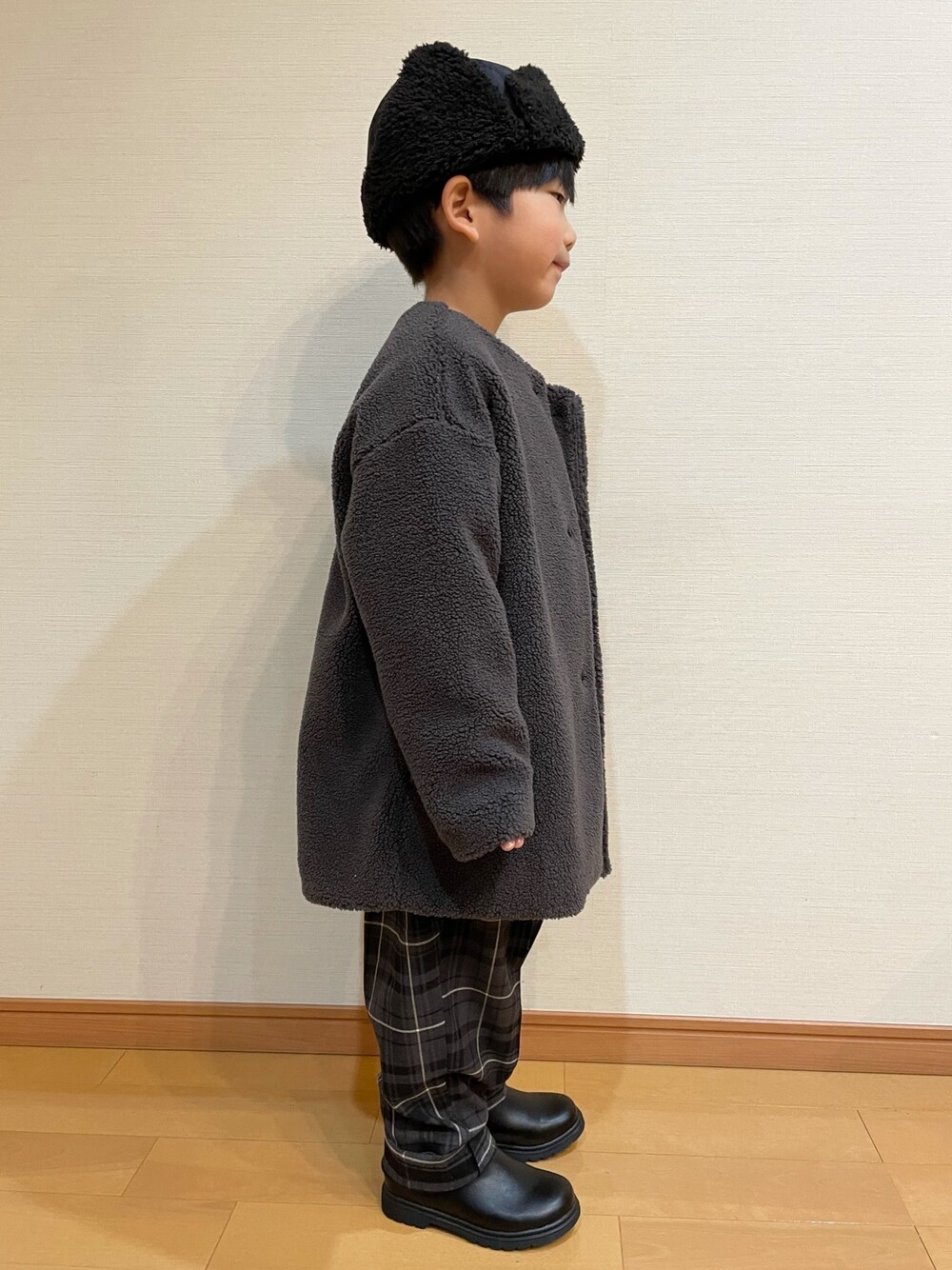 「ボアジャケット、ボアブルゾン、ボアコート、カジュアルコーデ、キッズファッション、冬コーデ、あったかコーデ、男の子、おしゃれさんと繋がりたい、男の子コーデ、シンプル、クリスマスに着たい服、かわーたkids、グローバルワーク(GLOBAL WORK)、グローバルワーク キッズ」｜「GLOBAL WORKの【キッズ】フワフワHug meレイヤード/215830（ニット/セーター、ベージュ系）」を使った、かわーたさん（キッズ・100cm）の冬コーディネートの2枚目の写真