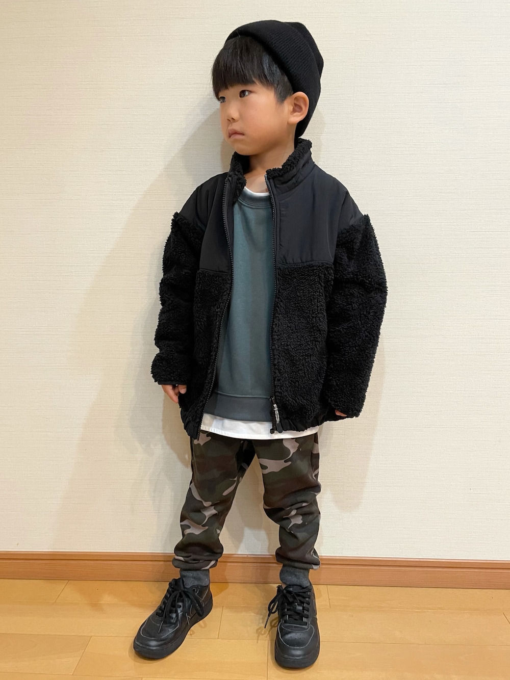 「レイヤードスタイル、GLOBAL WORK、秋冬コーデ、男の子コーデ、むすこーで、5歳、おとこのこ、ボア、迷彩、おしゃれさんと繋がりたい」｜「GLOBAL WORKの洗えるリブニットワッチ ユニ/228806（ニットキャップ/ビーニー、ブラック系）」を使った、かわーたさん（キッズ・100cm）の秋コーディネートの1枚目の写真