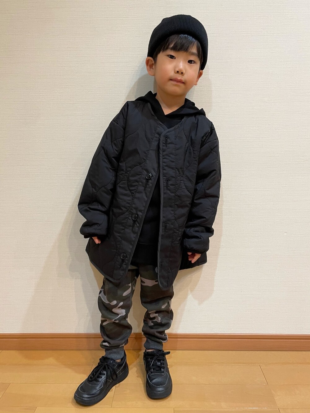 「私の推しブランド、GLOBAL WORK、かわーたkids、スウェットパンツ、黒コーデ、キッズコーデ、男の子コーデ、カジュアル、ミリタリー、モッズコート、グローバルワーク(GLOBAL WORK)、パーカー、おしゃれさんと繋がりたい、NIKE AIR FORCE」｜「GLOBAL WORKの【キッズ】グラフィックパーカー/216114（Tシャツ/カットソー、ブラック系）」を使った、かわーたさん（キッズ・100cm）の冬コーディネートの2枚目の写真